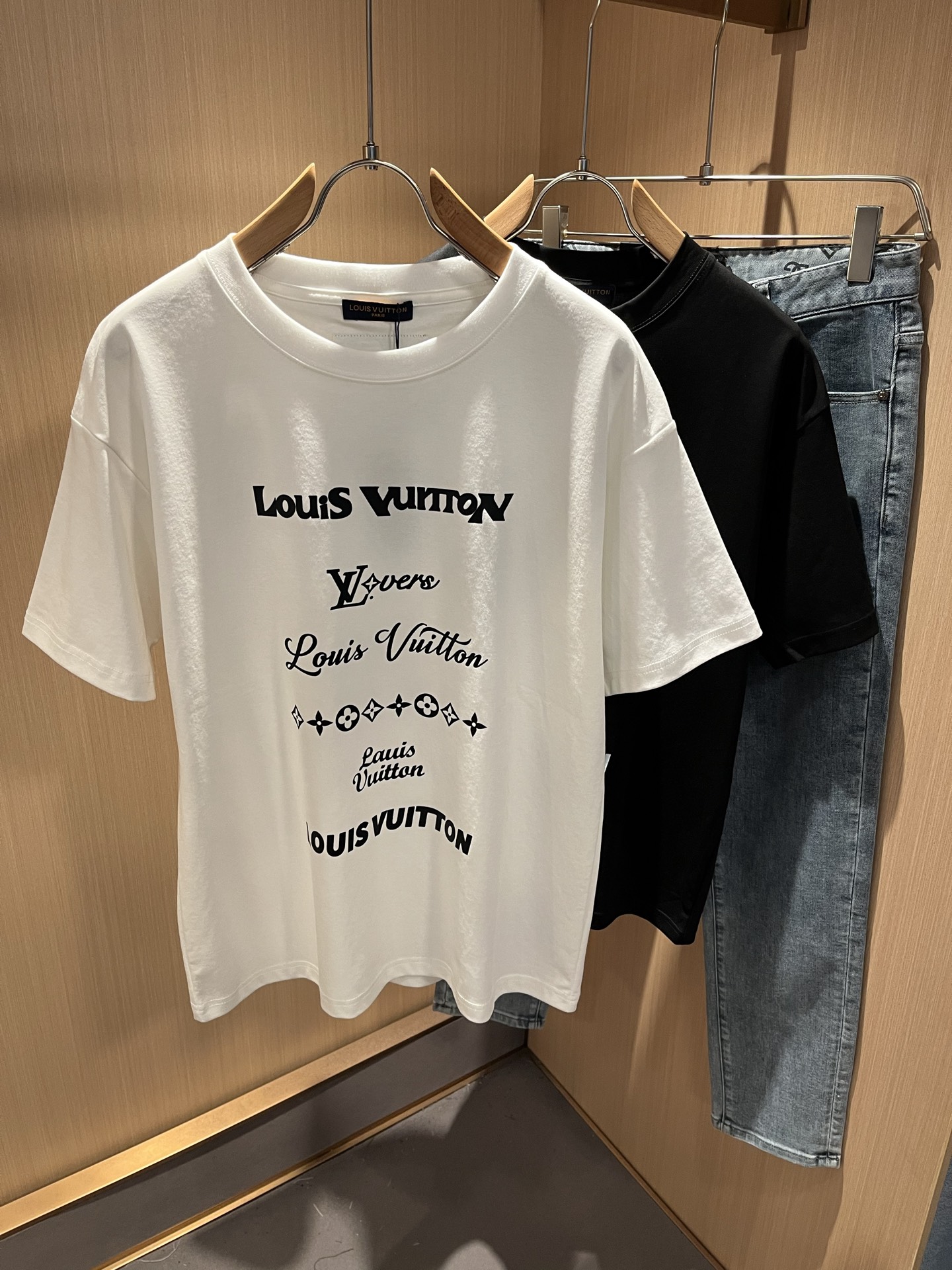 NO:490063,LouisVuitt*Louis*Deng The new series of spring and summer 2025 products are launched, a very fashionable and avant-garde short-sleeved T-shirt for men and women, with logo logo pattern and printing decoration!  Different from the past, it declares the design concept that has been passed down for many years in the brand!  Its eye-catchingness is no less than any classic style, perfectly presenting the fashionable, high-end and luxurious feeling in front of the world!  Made of imported cotton materials, selected high-quality pure cotton fabrics, soft and soft to the touch, the real thing is definitely beyond your imagination, close to the body and breathable, even if you sweat profusely, you will not feel greasy or stuffy, and will bring sweating and moisture absorption to the extreme!  Size M-3XL, louis vuitton,louis vuitton,t-shirt,tees,t-shirt,alexander wang19860909LouisVuitt*路易*登 2025春夏全新系列单品上线,非常时髦前卫的一款男女同款短袖T恤,标识logo图案印花修饰！区别于以往的不同,宣示品牌传承多年的设计理念！其吸睛度完全不亚于任何经典款式,将时髦高级感与奢华感完美呈现在世人眼前！客供进口全棉材质制成,精选优质纯棉面料,触感软糯亲肤细腻,实物到手绝对超乎你的想象,贴身无比舒适透气,即便是汗流浃背也不会有腻身及闷热感可言,将排汗吸湿性发挥到了极致！尺码M-3XL,,louis vuitton,louis vuitton,T-shirt,tees，t-shirt,alexander wang,Men's clothing