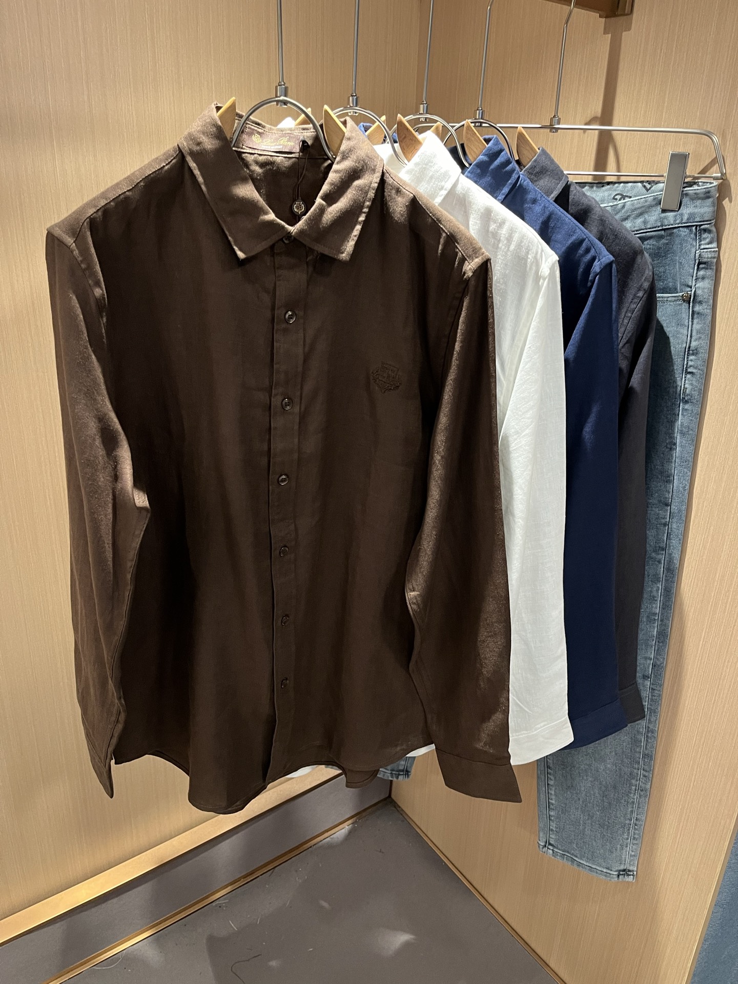 NO:490023,Loro Piana Nouyou Pianya 2025 spring and summer men's shirt, the latest trade orders and all the quality!  !  Internet celebrity style!  The upper body is comfortable and breathable, not stiff, and the overall three-dimensional feeling is rich. Quality export orders, customized exclusive linen fabric tailoring to meet the simple needs of commuters for dressing. The upper body is very effective, slim and not picky about the figure. The fabric workmanship... Improper, only good craftsmanship can make you feel good and tasteful. A must-have item for everyone!  Size M-4XL, loro piana, alexander wang19860909Loro Piana诺悠翩雅 2025春夏男士衬衣,最新的贸易订单全品相！！网红款！上身舒适透气,不僵硬,整体有着丰富的立体感,品质出口订单,定制专属亚麻面料剪裁,满足通勤人们对于着装的简约需求,上身效果很好,显瘦,不挑剔身材.面料做工....无可挑剔,好工艺好面料才能穿出好品味一款,人手必备单品！尺码M-4XL,,loro piana,alexander wang,Men's clothing