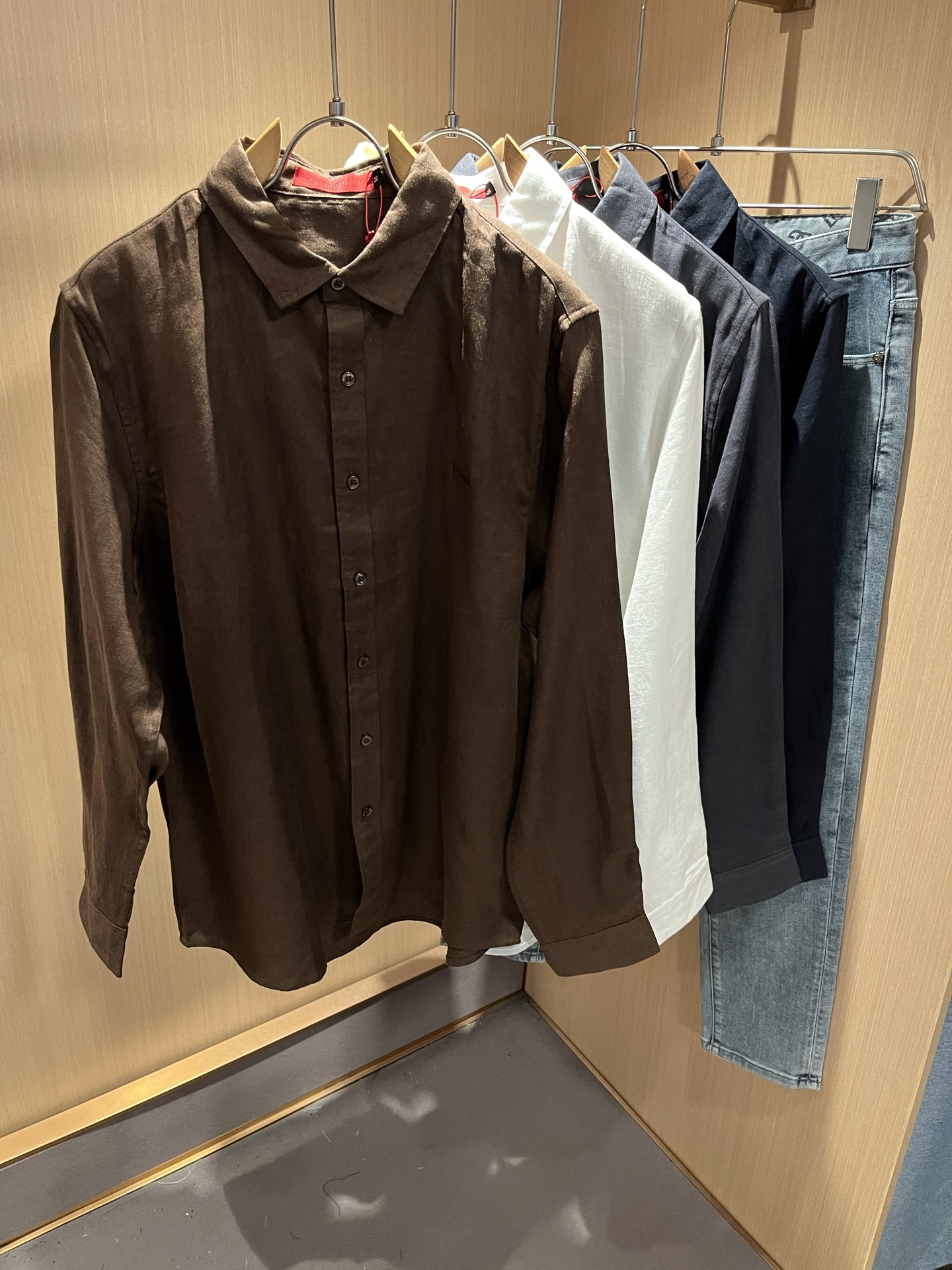 NO:490054,HUGO BOSS 2025 early spring new casual men's shirt, the latest fashionable casual body logo embroidery decoration!  Trading companies have sparse channels and are released on the official website at the same time. The most anticipated high-quality products are coming, with high-end customized linen material!  Let you feel what is truly high luxury and connotation! This model is made of professional custom linen fabric, with a neat and smooth surface and lustrous texture, which is obvious through the screen. It perfectly enhances the overall luxury and class, and can get a high-end luxury atmosphere at a glance! Basic regular style cutting, versatile and simple upper body, and is easy to deal with various occasions and environments. It is undoubtedly a must-have item for daily commuting! Size M-4XL, alexander wang19860909HUGO BOSS 雨果博斯 2025早春新款休闲男士衬衣,最新时尚休闲衣身logo刺绣修饰！贸易公司渠道稀出,同步官网发售,男神最为期待的精品狠货重磅来袭,高端定制亚麻材质！让你感受到什么叫真正的高奢有内涵!此款选用了专业定制亚麻面料制成,表面整洁光滑且富有光泽,质感透过屏幕都显而易 完美提升了整体的奢华档次感,一眼就能Get到的高端奢华气息!基础常规的版型裁剪,上身百搭简约不挑人,轻松应对各种场合与环境,属于日常通勤必备的臻品无疑!尺码M-4XL,,alexander wang,Men's clothing