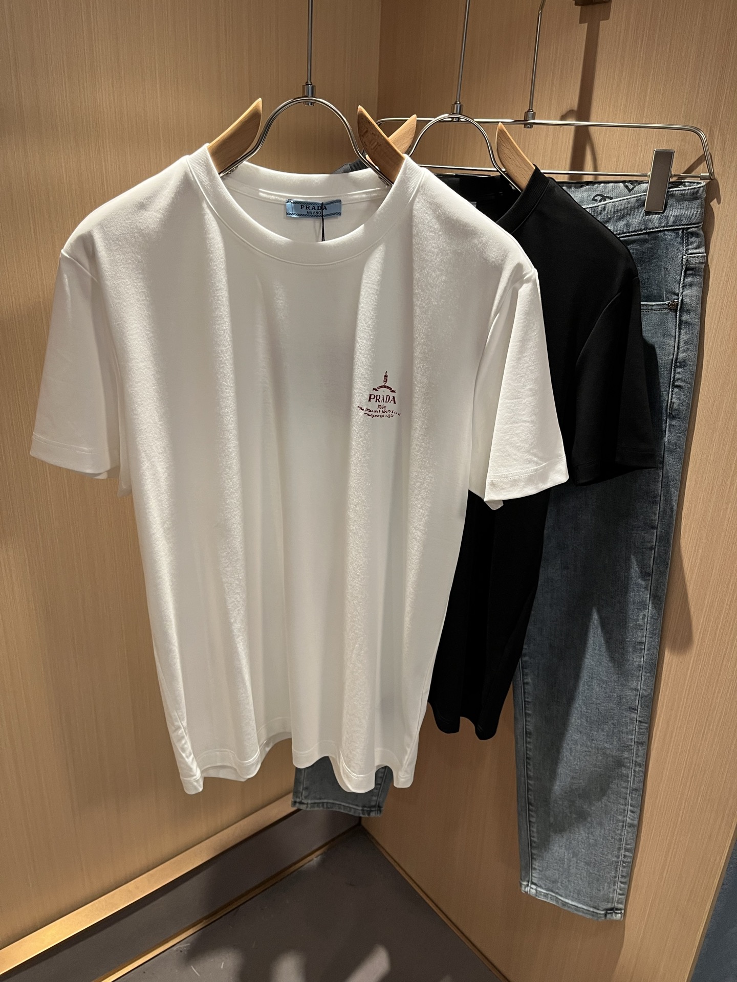 NO:491678,PRAD*A Pu*da 2025 spring and summer new short-sleeved T-shirt for men and women, the latest model is exclusively available on the entire network!  !  ~ It is classic and fashionable and versatile, who doesn’t like it? It will show the classic again. It is very pleasing to the eye and comes with a low luxury halo and recognition!  Pr*da's traditional brand concept and modern advanced technology are perfectly combined. Coupled with the extremely modern and simple design, P-family exclusive logo pattern printing design!  Customized 100% imported pure cotton fabric!  The texture of this model is quite touching, the specifications and grades are known with tentacles. The degree of delicateness and breathability are top-notch!  Size M-3XL, prada, T-shirt,tees, t-shirt,alexander wang19860909PRAD*A普*达2025春夏新款男女同款短袖T恤,最新款全网独家首上！！~既经典有时尚百搭,谁不爱啊,将经典再次展现,非常的耐看,自带低奢光环与辨识度！Pr*da传统的品牌理念和现代化的先进技术进行了完美结合.加上极其现代摩登风范的简约设计,p家专属logo图案印花设计！定制百分百进口纯棉面料！此款的质感相当感人 触手便知规格档次 细腻程度与透气效果堪称顶级！尺码M-3XL,,prada,T-shirt,tees，t-shirt,alexander wang,Men's clothing