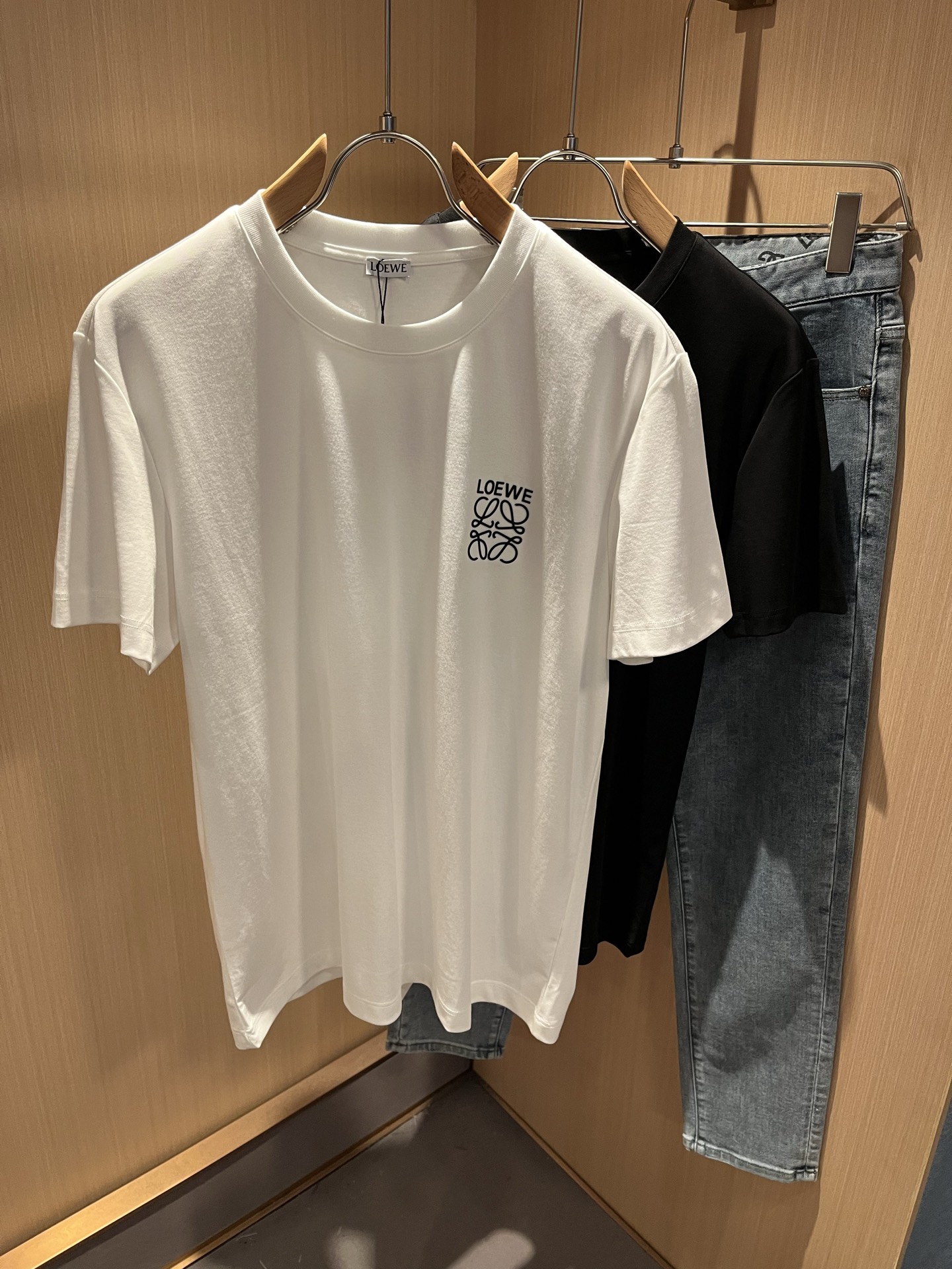 NO:491665,LOE*WE Luo*We 2025 spring and summer new short-sleeved T-shirt for men and women, original Italian order channel, very personalized and high-end style, logo pattern glue pressing technology design!  Couple pure cotton short-sleeved T-shirt!  !  The latest fashion trends and popular products are here, and it is another simple and high-end fashion item. It is a fashion product with very high-end outfit charm. It is a must-have item for fashion trends!  Original Italian manufacturer channels, special-level orders, and released at the same time as Hong Kong, Macao and Taiwan buyers. This model is also the latest popular product of Luo Yiweijia this year and the most classic product. Its specifications and grades are beyond doubt!  !  The choice is very diverse, and it can be said that this model naturally has a fresh and natural feeling, showing the brand charm and high-end feeling. The texture of this model is very good, and the heavy weight and brilliant skin-friendliness that can be seen with hands are even better, and it is a complete enjoyment of wearing!  !  Size: M-3XL, loewe, loewe, T-shirt,tees, t-shirt,alexander wang19860909LOE*WE罗*威 2025春夏新款男女同款短袖T恤,意大利原厂订单渠道,极具个性高级风,标志logo图案压胶工艺设计！情侣款纯棉短袖T恤！！最新时尚潮流人气产物驾到,又是一款简约高级的时尚单品,穿搭魅力十分高级不俗的时尚产物 ,时尚潮流必备单品！意大利原厂渠道,特供级别订单,同步港澳台买手店发布,此款也是罗意威家今年的最新人气产物,也是最经典的产物,其规格跟档次更是毋庸置疑！！ 选择极具多样化,言而喻此款自然具备那种清新自然的感觉,彰显品牌魅力与高级感,此款的质感十分的到位,用手可以感知的重磅跟出彩亲肤程度更是上佳,十足的穿着享受！！尺码: M-3XL,,loewe,loewe,T-shirt,tees，t-shirt,alexander wang,Men's clothing