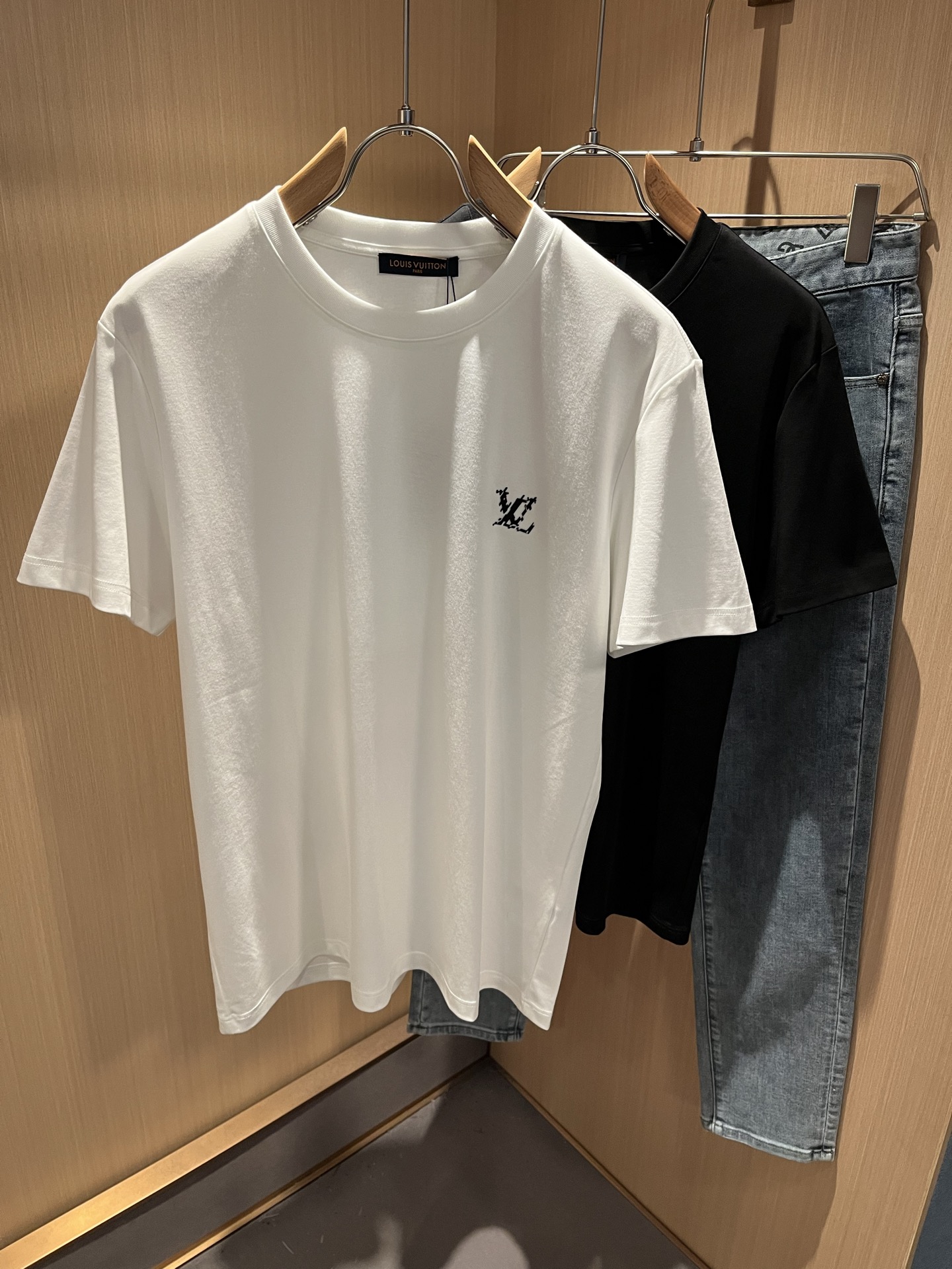 NO:491649,LouisVuitt*Louis*Deng The new series of spring and summer 2025 products are launched, a very fashionable and avant-garde short-sleeved T-shirt for men and women, with logo pattern glue pressing process modification!  Different from the past, it declares the design concept that has been passed down for many years in the brand!  Its eye-catchingness is no less than any classic style, perfectly presenting the fashionable, high-end and luxurious feeling in front of the world!  Made of imported cotton, the customer-supplied and imported cotton material is selected, with a high-quality 260g pure cotton fabric, which has a soft and soft touch, and the real thing is definitely beyond your imagination. It is extremely comfortable and breathable in close body. Even if you sweat profusely, you will not feel greasy or stuffy. It will bring sweating and moisture absorption to the extreme!  Size M-3XL, louis vuitton,louis vuitton,t-shirt,tees,t-shirt,alexander wang19860909LouisVuitt*路易*登 2025春夏全新系列单品上线,非常时髦前卫的一款男女同款短袖T恤,标识logo图案压胶工艺修饰！区别于以往的不同,宣示品牌传承多年的设计理念！其吸睛度完全不亚于任何经典款式,将时髦高级感与奢华感完美呈现在世人眼前！客供进口全棉材质制成,精选优质260g纯棉面料,触感软糯亲肤细腻,实物到手绝对超乎你的想象,贴身无比舒适透气,即便是汗流浃背也不会有腻身及闷热感可言,将排汗吸湿性发挥到了极致！尺码M-3XL,,louis vuitton,louis vuitton,T-shirt,tees，t-shirt,alexander wang,Men's clothing