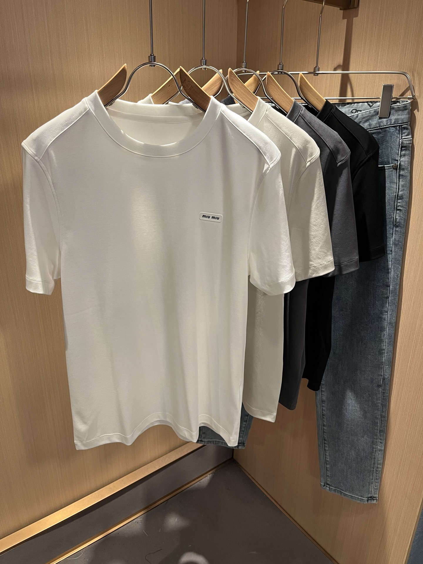 NO:486786,MIUMIU Miscellaneous Spring and Summer New Men's and Women's Short-sleeved T-shirts, the latest design elements of the brand!  Neither monotonous nor complicated, it shows taste just right!  Customer-supplied top-level glue press logo design!  Comfortable, sweat-absorbing and breathable, the unique high-end fabric presents a simple and elegant temperament!  Chest logo glue pressing design!  Full three-dimensional! Standard cutting design!  Every detail is a synchronized with high-end fashion. Size: M-4XL, miumiu, T-shirt, tees, t-shirt, alexander wang19860909MIUMIU 谬谬春夏新款男女同款短袖T恤,品牌最新设计元素！既不单调也不复杂,恰到好处的展现品味！客供顶级压胶logo设计！舒适吸汗透气根本不在话下,面料独具的高奢感呈现简约优雅气质！胸前logo压胶设计！饱满立体!标准裁剪设计！每一处细节都是与高端时尚同步的体现.尺码:M-4XL,,miumiu,T-shirt,tees，t-shirt,alexander wang,Men's clothing