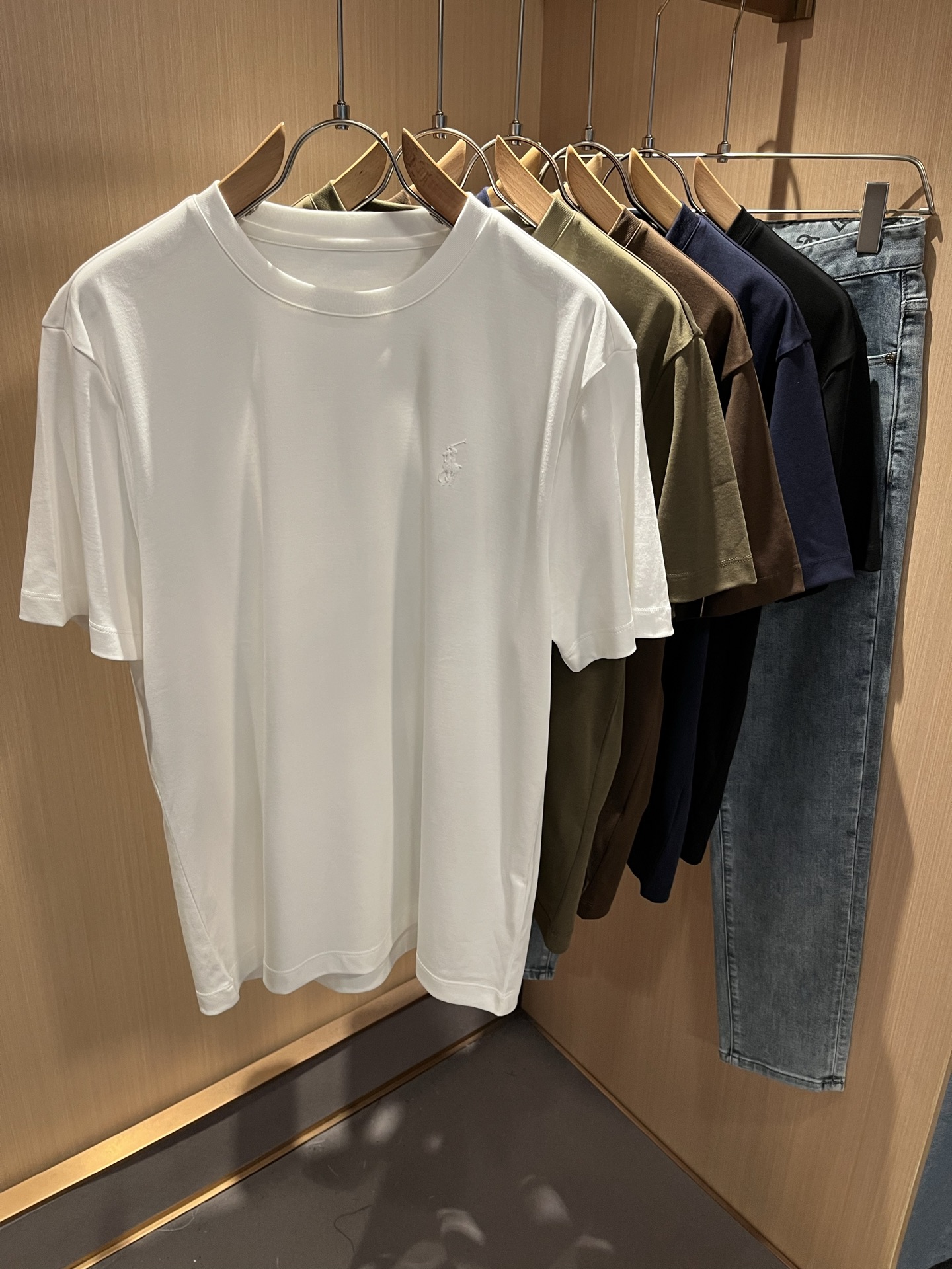 NO:486777,Paul POLOSPORT Spring and summer new short-sleeved T-shirt, simple solid color and fashionable styles, many design celebrities have an inseparable sentiment for solid color. This is a tribute to tradition and a nostalgia for mood. In fact, most of the nostalgia of the design also determines the tone of the work. The work I want to talk about today is the new work brought by~ It can be said to be a business-friendly and casual style work. The simple and iconic logo on the chest is glued!  The exquisite workmanship is worth savoring, and it can be said to be an extremely accurate and simple style tone. A simple and casual tone is already very accurate. Imported pure cotton fabrics have soft and comfortable textures. The workmanship is impeccable. They are not monotonous and more high-end. What they originally exudes is a fashionable temperament, and the soft and comfortable fabrics, the dressing experience of the whole work has gone to a higher level~ The control of style and the stone hammer of the tone is very accurate!  !  The first choice for shopping is OK~~Exclusive to the entire network, size M-4XL, T-shirt,tees, t-shirt,alexander wang19860909保罗POLOSPORT 春夏新款短袖T恤,简约纯色时尚款不乏有许多设计大咖们都对于纯色都有着难以割舍的情怀.这是一种对于传统的致敬,也是一种对于情调的怀旧~其实,设计的怀旧感很大部分也决定了作品的基调.今天要说的这件作品,就是由带来的新作~~可以说是一件可商务可休闲的风格作品.胸前简单标志性logo压胶设计！精致的做工值得细品,可以说是一次极为准确的简洁风定调.一种简洁&休闲的基调已经十分准确了.进口纯棉面料,质地柔软舒适.做工无可挑剔.不单调的同时更显高端.本来散发的就是一种时尚的气质,再加上其柔软舒适的面料,整件作品的穿搭体验,更上一层楼~对于风格的把控以及基调的石锤,更是非常只准确！！剁手首选好吧~~全网独家,尺码M-4XL,,T-shirt,tees，t-shirt,alexander wang,Men's clothing