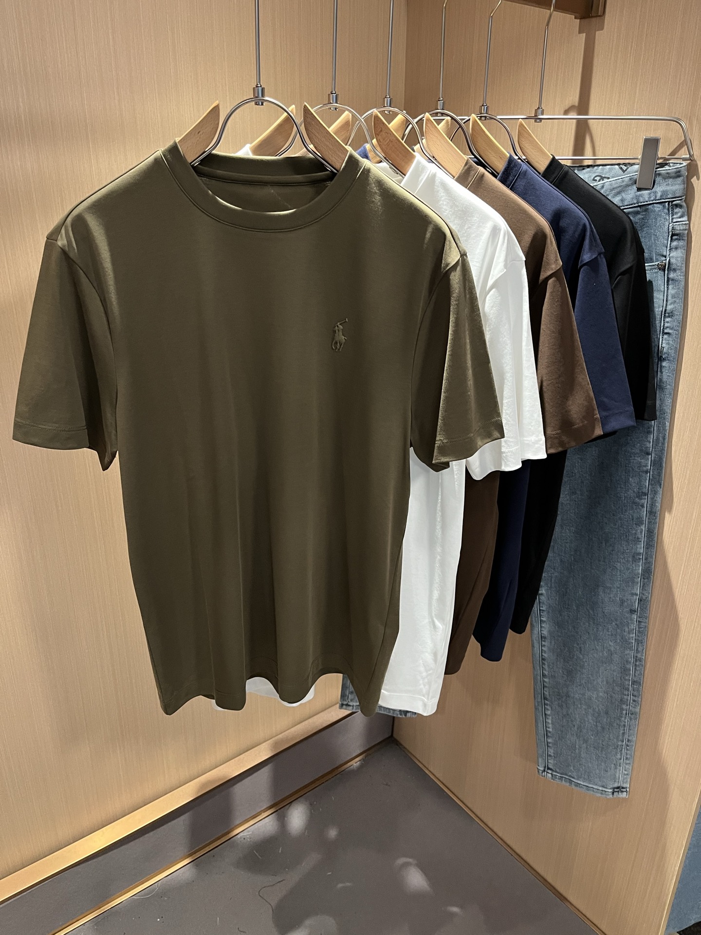 NO:486784,Paul POLOSPORT Spring and summer new short-sleeved T-shirt, simple solid color and fashionable styles, many design celebrities have an inseparable sentiment for solid color. This is a tribute to tradition and a nostalgia for mood. In fact, most of the nostalgia of the design also determines the tone of the work. The work I want to talk about today is the new work brought by~ It can be said to be a business-friendly and casual style work. The simple and iconic logo on the chest is glued!  The exquisite workmanship is worth savoring, and it can be said to be an extremely accurate and simple style tone. A simple and casual tone is already very accurate. Imported pure cotton fabrics have soft and comfortable textures. The workmanship is impeccable. They are not monotonous and more high-end. What they originally exudes is a fashionable temperament, and the soft and comfortable fabrics, the dressing experience of the whole work has gone to a higher level~ The control of style and the stone hammer of the tone is very accurate!  !  The first choice for shopping is OK~~Exclusive to the entire network, size M-4XL, T-shirt,tees, t-shirt,alexander wang19860909保罗POLOSPORT 春夏新款短袖T恤,简约纯色时尚款不乏有许多设计大咖们都对于纯色都有着难以割舍的情怀.这是一种对于传统的致敬,也是一种对于情调的怀旧~其实,设计的怀旧感很大部分也决定了作品的基调.今天要说的这件作品,就是由带来的新作~~可以说是一件可商务可休闲的风格作品.胸前简单标志性logo压胶设计！精致的做工值得细品,可以说是一次极为准确的简洁风定调.一种简洁&休闲的基调已经十分准确了.进口纯棉面料,质地柔软舒适.做工无可挑剔.不单调的同时更显高端.本来散发的就是一种时尚的气质,再加上其柔软舒适的面料,整件作品的穿搭体验,更上一层楼~对于风格的把控以及基调的石锤,更是非常只准确！！剁手首选好吧~~全网独家,尺码M-4XL,,T-shirt,tees，t-shirt,alexander wang,Men's clothing