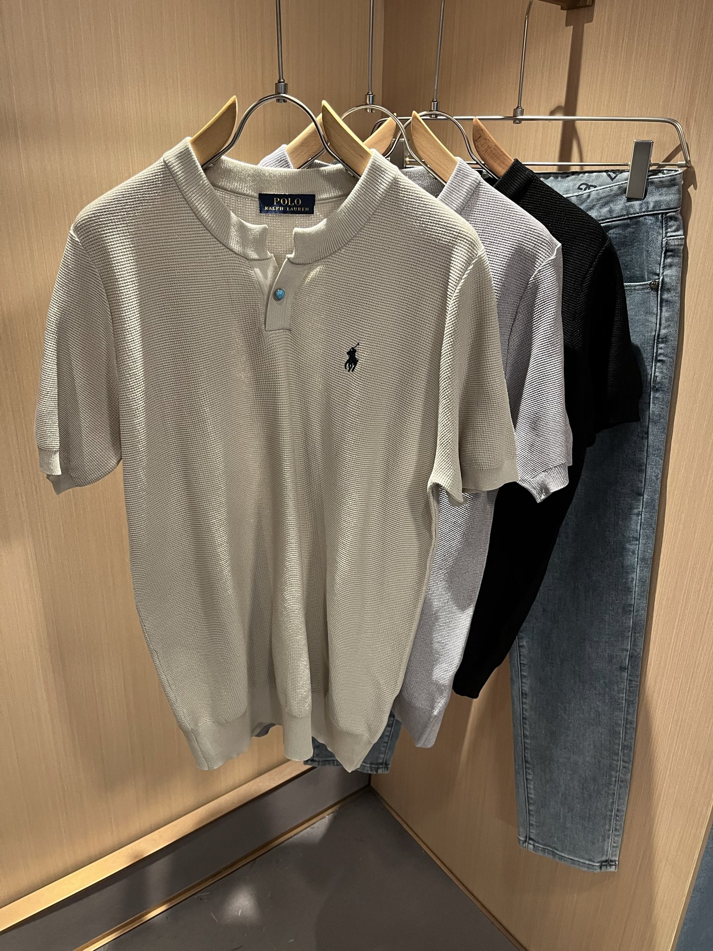 NO:490014,Paul POLOSPORT 2025 spring and summer new knitted short-sleeved T-shirt, simple solid color and fashionable styles, many design celebrities have an inseparable sentiment for solid colors. This is a tribute to tradition and a nostalgia for mood. In fact, most of the nostalgia of the design also determines the tone of the work. The work I want to talk about today is the new work brought by~~ It can be said to be a business-friendly and casual style work. A simple and iconic logo embroidery design on the chest!  The exquisite workmanship is worth savoring, and it can be said to be an extremely accurate and simple style tone. A simple and casual tone is already very accurate. Imported pure cotton fabrics have soft and comfortable textures. The workmanship is impeccable. They are not monotonous and more high-end. What they originally exudes is a fashionable temperament, and the soft and comfortable fabrics, the dressing experience of the whole work has gone to a higher level~ The control of style and the stone hammer of the tone is very accurate!  !  The first choice for shopping is OK~~Exclusive to the entire network, size M-3XL, T-shirt,tees, t-shirt,alexander wang19860909保罗POLOSPORT 2025春夏新款针织短袖T恤,简约纯色时尚款不乏有许多设计大咖们都对于纯色都有着难以割舍的情怀.这是一种对于传统的致敬,也是一种对于情调的怀旧~其实,设计的怀旧感很大部分也决定了作品的基调.今天要说的这件作品,就是由带来的新作~~可以说是一件可商务可休闲的风格作品.胸前简单标志性logo刺绣设计！精致的做工值得细品,可以说是一次极为准确的简洁风定调.一种简洁&休闲的基调已经十分准确了.进口纯棉面料,质地柔软舒适.做工无可挑剔.不单调的同时更显高端.本来散发的就是一种时尚的气质,再加上其柔软舒适的面料,整件作品的穿搭体验,更上一层楼~对于风格的把控以及基调的石锤,更是非常只准确！！剁手首选好吧~~全网独家,尺码M-3XL,,T-shirt,tees，t-shirt,alexander wang,Men's clothing