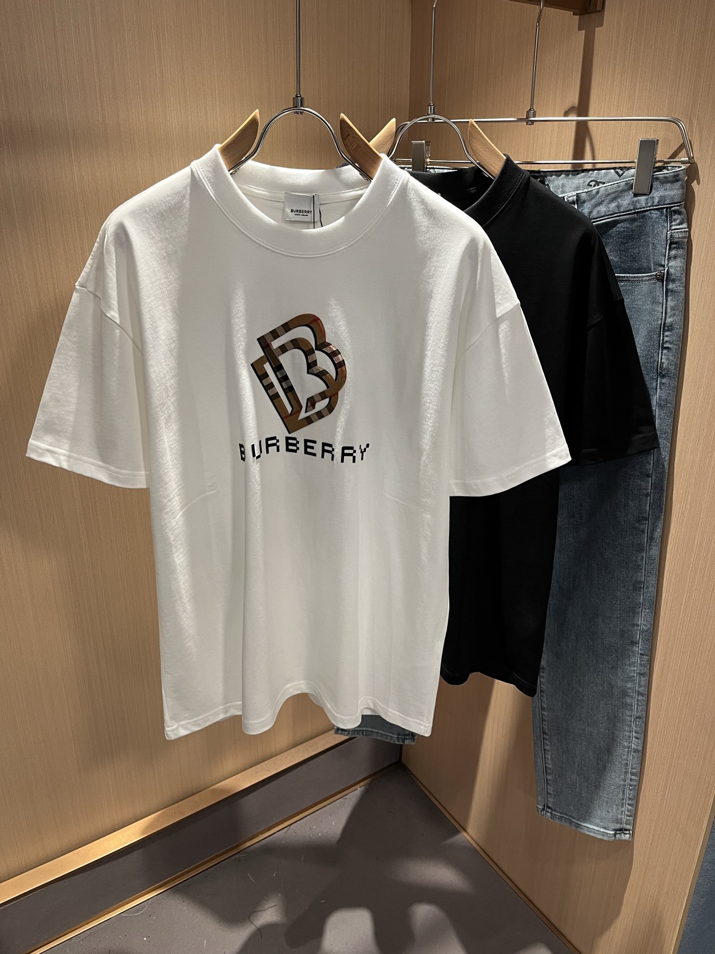 NO:490005,BURBER*Y Ba*li's new spring and summer 2025 short-sleeved T-shirt for men and women, is coming, and is made of a popular environmentally friendly pure cotton fabric recently. It is a high-end outdoor sports and leisure series, which is very popular in sports!  BUR's latest special material, logo pattern glue pressing design!  Fabric is also called memory cloth, which refers to fabrics with morphological memory functions. It instantly kills all versions on the market. It can only be said that it is not a level of existence at all. Whether it is material, detail restoration and craftsmanship, you are not afraid of any challenges. Just to contribute wonderful products to everyone. As always, it is consistent. A style that implements the core concept of BUR will be closely tied to fashion, always maintaining perfection, a simple but not simple design style perfectly meets the outfit you need in daily life. Size: M-3XL, burberry, T-shirt, tees, t-shirt, alexander wang19860909BURBER*Y巴*莉2025春夏新品男女同款短袖T恤,重磅来袭,最近比较火热的环保纯棉面料制作而成,高端户外运动休闲系列,非常火热运动风潮！BUR最新研发的特殊材质,标志logo图案压胶设计！面料也叫记忆布,是指具有形态记忆功能的面料,秒杀市面上一切版本,只能说根本就不是一个级别的存在,不管是材质还是细节还原度以及工艺制作方面,不惧任何挑战,只为给大家奉献绝妙产物一如既往,始终如一,贯彻了BUR核心理念的一个款式将与时尚紧紧的捆绑在一起,时刻保持完美,简约而不简单的的设计风格,完美的满足了你日常所需要的穿搭.尺码:M-3XL,,burberry,T-shirt,tees，t-shirt,alexander wang,Men's clothing