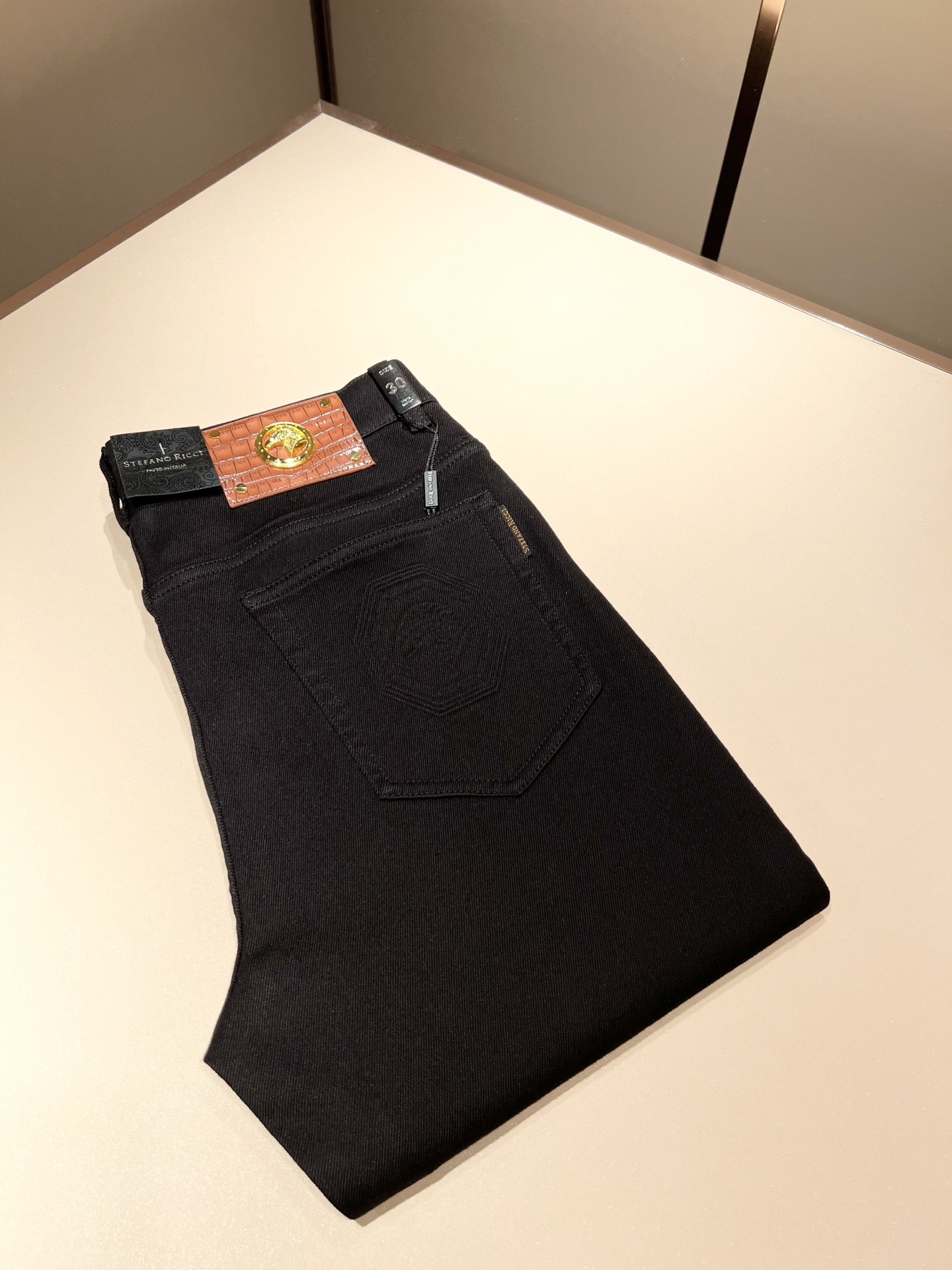 NO:497683,STEFANO RIC*I/Stephen Nicht 2025 spring and summer men's original single casual jeans, heavy recommendation!  Quality 'Niu Beer' This model uses original exclusive fabric!  The craftsmanship is top-notch, and the design of Eagle Head logo hardware decoration!  The three-dimensional sense is extremely stunning and stunning. The pattern is presented by the iconic brand pattern. It has a very distinctive and high-end and fashionable look, which strongly demonstrates the identity!  In addition, it has a lot of cotton feel, both comfort and breathability, extremely delicate touch, and excellent skin-friendly!  The details are perfect, with all kinds of exquisite and exquisite, with a strong sense of styling, full of upper body styles, and belongs to the unique type on the market!  Size 29-40, jeans,alexander wang19860909STEFANO RIC*I/史蒂芬.尼治 2025春夏男士原单休闲牛仔裤,重磅推荐！品质“牛啤” 此款所运用原版专属面料！还是工艺都堪称顶尖,设计鹰头logo五金修饰！立体感极强,视觉极其惊艳震撼,图案由标志性的品牌图案呈现,辨识度非常鲜明且高级时髦,有力彰显身份！此外棉感十足,舒适性与透气性兼备,触感极为细腻,亲肤性绝佳！细节完美如斯,各种精湛考究 造型感极强,上身型款十足,属于市面独一无二的类型！尺码29-40,,jeans,alexander wang,Men's clothing