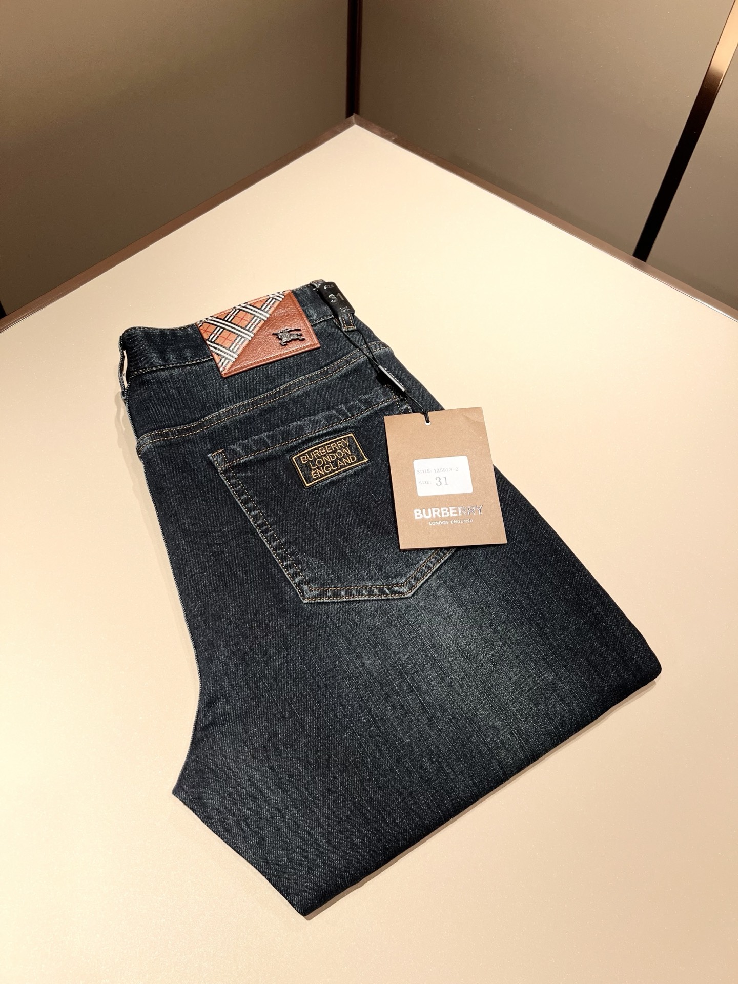 NO:497674,BURBER*Y Ba*li Spring and Summer 2025 New high-end casual and versatile jeans for men!  For BUR fans, such a grand classic design is enough to plant grass at a glance. It is the most handsome series among all BUR jeans this year. I only need to take a look and know that this will definitely be a hit that has caused a sensation, and it is popular on the Internet. The classic slim three-dimensional tailoring style is equipped with the latest logo pattern waist brand craft design!  Very representative waist brand modification!  It simply and easily demonstrates the charm of the brand, and naturally presents specifications, grades, fashion and trendy effects. It matches the performance to easily create a high-end and high-end effect!  The top imported Japanese washing cowboy is made of cotton, and it is comfortable and breathable, and has a natural drape, which is suitable for all year round outfits!  !  This jeans are made of three-dimensional cut and straight-fitting style. The magic and practical wearability of the single match are understandable. Whether you are wearing daily clothes or appearing on the high street, it is the best choice. It is super charming!  It also demonstrates the authentic BUR original flavor, and it also perfectly shows its specifications and rank!  Obviously, this is a big and powerful product that you must collect. Whether you are a fan of BUR or not, you must collect this product and highly recommend it!  Size 29-40, Burberry, jeans, alexander wang19860909BURBER*Y巴*莉 2025春夏 新品男士高端休闲百搭牛仔裤！对于BUR粉丝来说,这样大气的经典设计足矣一眼种草,是今年BUR所有牛仔裤当中最帅的一个系列,我只需要看一眼就知道,这绝对会是一个引起轰动的爆款,而且全网风靡,经典的修身立体剪裁版型打造,配置了最新的logo图案腰牌工艺设计！极具代表性腰牌修饰！简单轻松的彰显出品牌魅力所在,自然而然的呈现规格,档次,时髦以及新潮效果,搭配性能满分,轻松穿出高级感与高端效果！顶级的进口日本洗水牛仔棉质打造,并舒适透气感满分,且垂感自然,适合一年四季的穿搭所需！！此款牛仔裤采用了立体裁剪小直筒版型打造,其单配魔力与实穿性是无可厚非的,不管你是日常穿搭还是高街出镜都是不二之选,超具魅力！更是彰显了地地道道的的BUR原味,同时也是完美的展现了其规格和段位所在！很显然,这是一款绝对要收的重磅好货,不管你是不是BUR的粉丝,此款你都必须要收,极力推荐的好货！尺码29-40,,burberry,jeans,alexander wang,Men's clothing
