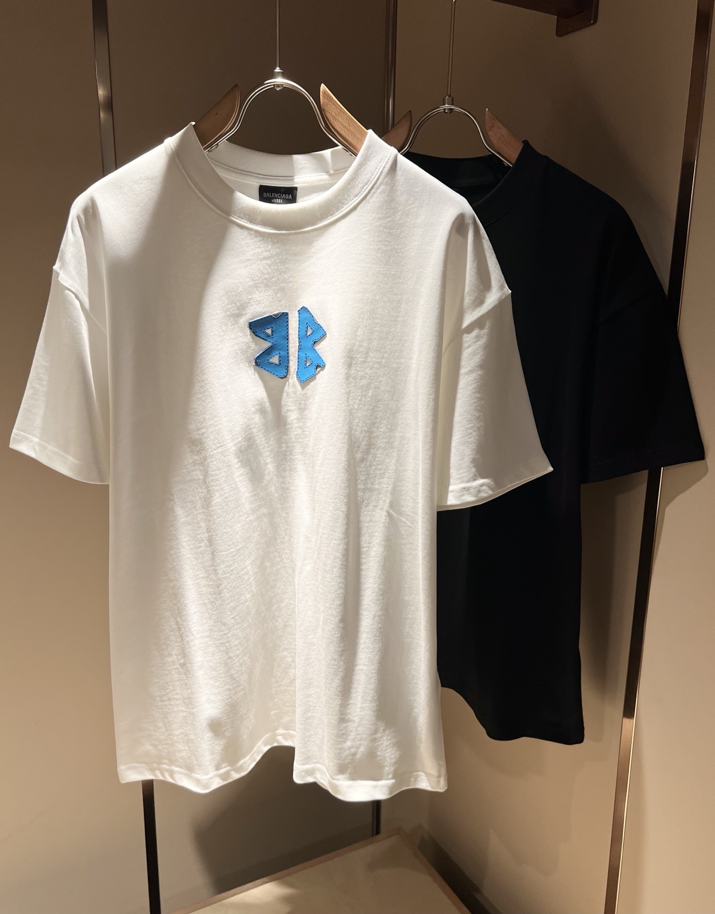 NO:480990,BALENCI*GA Paris* Home 2025 Spring and Summer New Men and Women's Same Short-Sleeve T-shirt!  Fashionable casual short-sleeved T-shirt with catwalk pattern prints!  Design logo glue pressing design!  The most designed and selected customer-supplied 260g pure cotton fabric, which feels soft and skin-friendly, is comfortable and breathable, and you can’t picky about the real thing!  Loose, small, shoulder-dead round neck cut, genderless couple mixed styles, opening up a new fashion charm!  Differentiate the market version of the high-end custom series!  Size M-3XL, balenciaga, T-shirt,tees, t-shirt,alexander wang19860909BALENCI*GA巴黎*家 2025春夏新款男女同款短袖T恤！走秀图案印花时尚休闲短袖T恤衫！设计logo压胶设计！极具设计精选客供260g纯棉面料,手感柔软亲肤,着身舒适透气性都无法挑剔,实物绝对会让你爱不释手！宽松小落肩的圆领版型裁剪,无性别主义的情侣混穿款式,打开全新的时装新韵味！区别市场版本高定系列！尺码M-3XL,,balenciaga,T-shirt,tees，t-shirt,alexander wang,Men's clothing