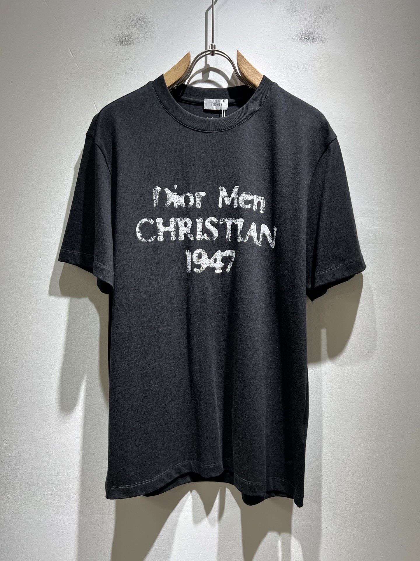 NO:481814,Dio*Dijia 2025 spring and summer new short-sleeved T-shirt for men and women, and the counter is available at the same time!  Customized exclusive 260g pure cotton fabric, customized original craft threads, chest logo pattern printing craft design!  Simple and generous, calm and versatile, extremely high-end, perfectly integrated with fashion and style, a top fashionable style that perfectly suits the outside wear!  The overall feeling is natural!  The ultimate classic versatile short-sleeved T-shirt is designed with the latest three-dimensional letter logo print elements!  The ultimate perfection of heavy industry!  Fans who pursue high quality are please buy them by themselves, and all fans who know the goods are invited to appreciate this model together!  !  Size M-5XL, dior,dior,T-shirt,tees,t-shirt,alexander wang19860909Dio*迪家 2025春夏新款男女同款短袖T恤,专柜同步发售！定制专属260克纯棉面料,定制原版工艺螺纹,胸前logo图案印花工艺设计！简约大方,从容百搭,档次极高,完美融入时尚还有风情感一款完美符合外穿的顶尖时髦气质款！整体给人浑然天成的感觉！极致经典的百搭型短袖T恤,采用最新的立体字母logo印花元素设计！极致的重工极致的完美！追求高品质的粉丝们请自行抢购,诚邀所有识货的粉丝一同鉴赏此款！！尺码M-5XL,,dior,dior,T-shirt,tees，t-shirt,alexander wang,Men's clothing