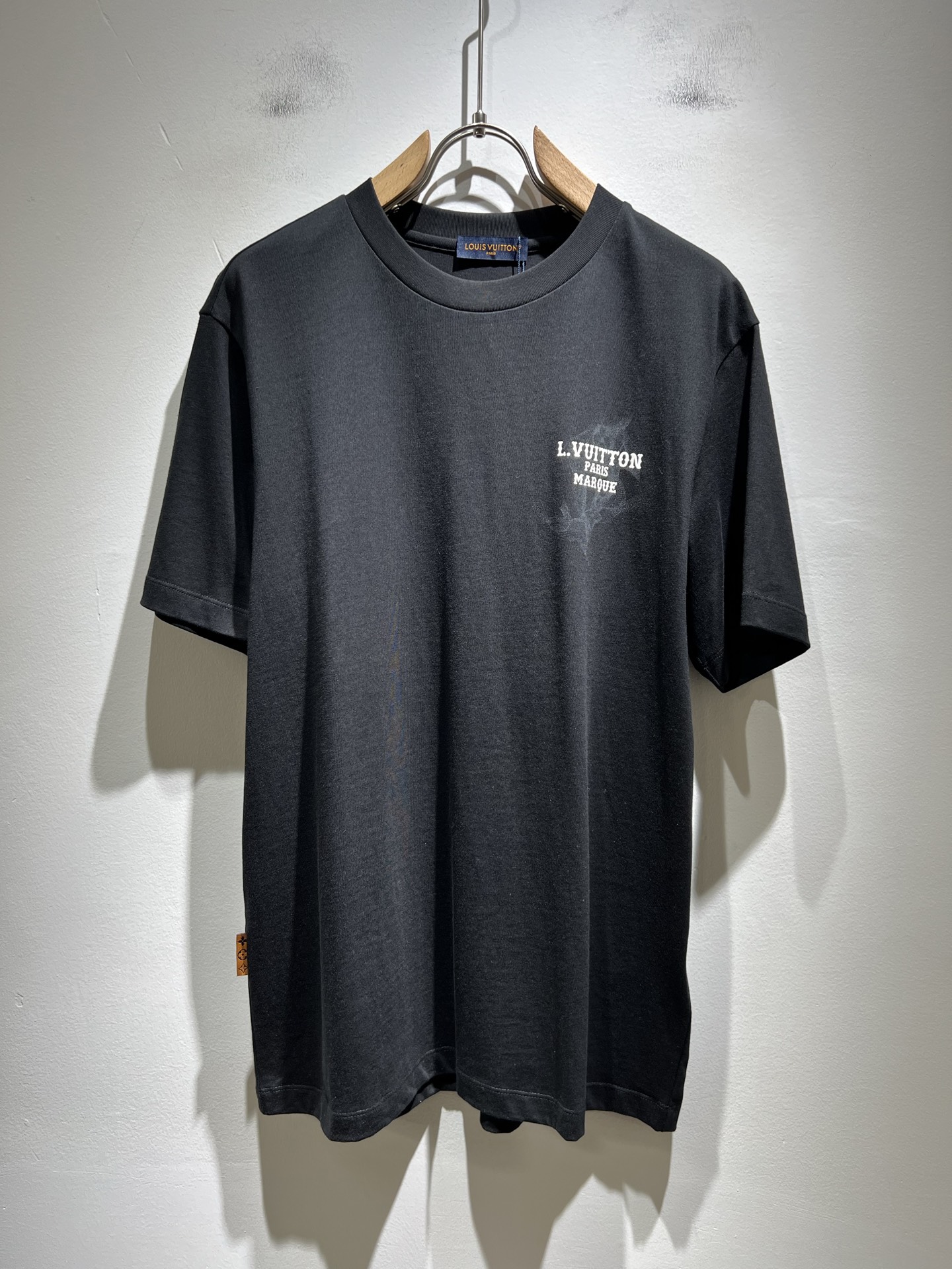 NO:481780,LouisVuitt*Louis*Deng The new series of spring and summer 2025 products are launched, a very fashionable and avant-garde short-sleeved T-shirt for men and women, with logo logo pattern and printing decoration!  Different from the past, it declares the design concept of brand inheritance!  Its eye-catchingness is no less than any classic style, perfectly presenting the fashionable, high-end and luxurious feeling in front of the world!  Made of imported 260 grams of cotton, selected high-quality pure cotton fabrics, soft and soft to the touch, the real thing is definitely beyond your imagination, close to the body and breathable, even if you sweat profusely, you will not feel greasy or stuffy, and will bring sweating and moisture absorption to the extreme!  Size M-5XL, louis vuitton,louis vuitton,t-shirt,tees,t-shirt,alexander wang19860909LouisVuitt*路易*登 2025春夏全新系列单品上线,非常时髦前卫的一款男女同款短袖T恤,标识logo图案印花修饰！区别于以往的不同,宣示品牌传承的设计理念！其吸睛度完全不亚于任何经典款式,将时髦高级感与奢华感完美呈现在世人眼前！客供进口260克全棉材质制成,精选优质纯棉面料,触感软糯亲肤细腻,实物到手绝对超乎你的想象,贴身无比舒适透气,即便是汗流浃背也不会有腻身及闷热感可言,将排汗吸湿性发挥到了极致！尺码M-5XL,,louis vuitton,louis vuitton,T-shirt,tees，t-shirt,alexander wang,Men's clothing