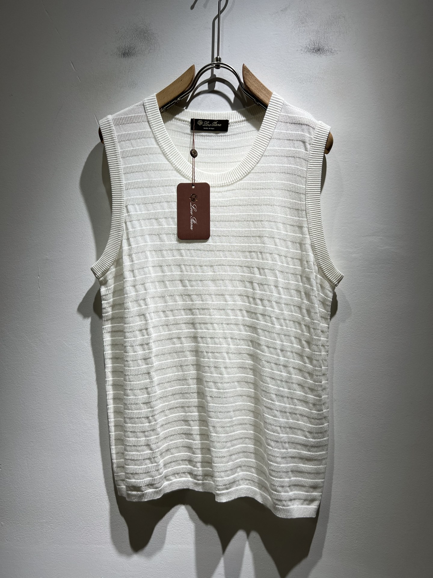 NO:481790,Loro Piana Nuoyou Pianya The latest trade order knitted vest for men in spring and summer 2025, all the quality!  !  The upper body is comfortable and breathable, not stiff, and the overall three-dimensional feeling is rich. Quality export orders, customized exclusive knitted fabric tailoring to meet the simple needs of commuters for dress. The upper body is very effective, it looks slim and not picky about the figure. The fabric workmanship... Improper, only good craftsmanship can make you feel good and tasteful, a must-have item for everyone!  Size M-3XL, loro piana, alexander wang19860909Loro Piana诺悠翩雅 2025春夏男士最新的贸易订单针织背心,全品相！！上身舒适透气,不僵硬,整体有着丰富的立体感,品质出口订单,定制专属针织面料剪裁,满足通勤人们对于着装的简约需求,上身效果很好,显瘦,不挑剔身材.面料做工....无可挑剔,好工艺好面料才能穿出好品味一款,人手必备单品！尺码M-3XL,,loro piana,alexander wang,Men's clothing