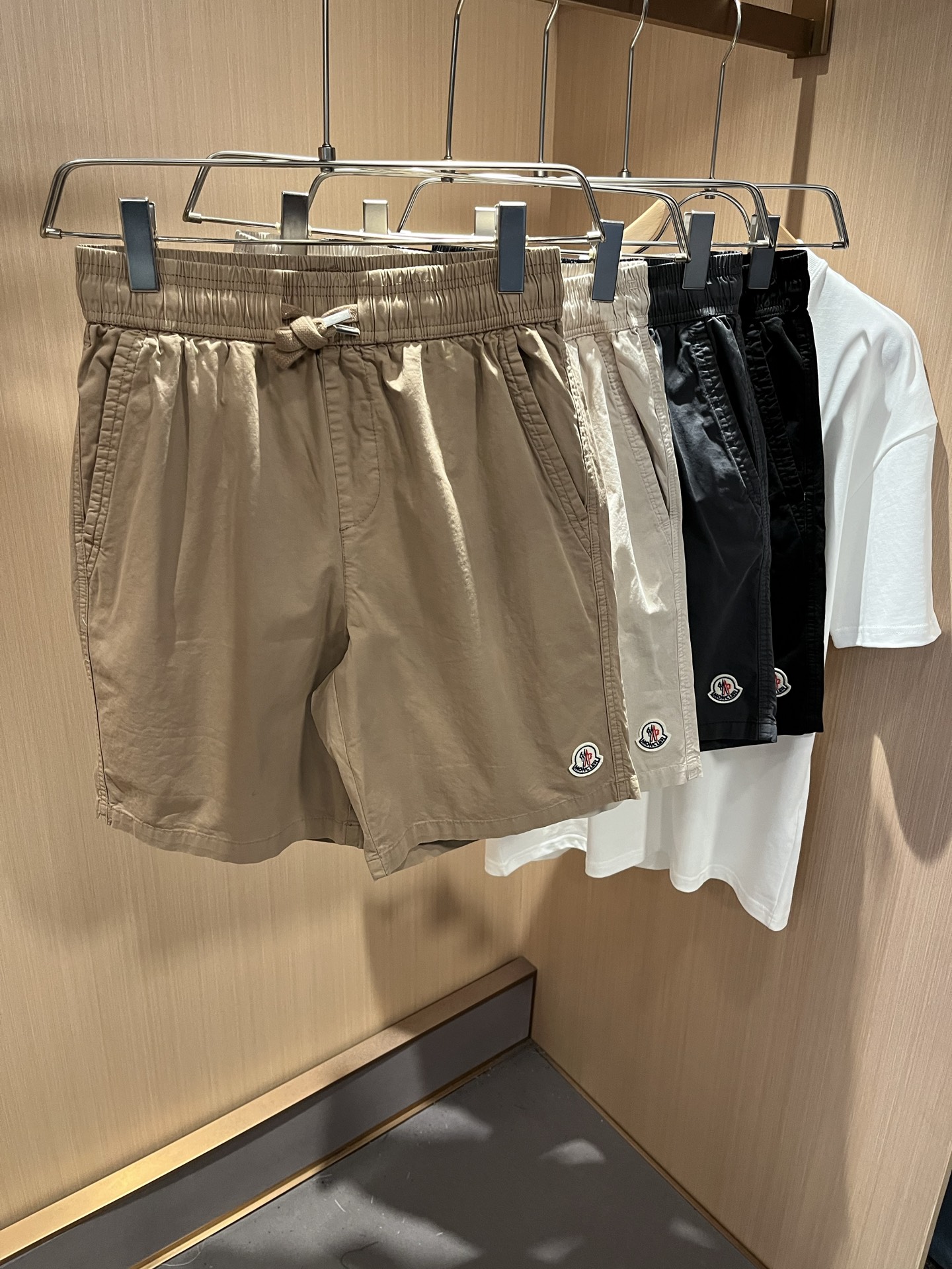 NO:486775,Moncler Mengjia Spring and summer couples style latest trade order casual shorts!  Full quality!  !  Internet celebrity style!  The trouser legs are embroidered with logo!  The upper body is comfortable and breathable, not stiff, and the overall body has a rich three-dimensional feeling. Quality export orders, customized exclusive polyester fiber fabric tailoring to meet the simple needs of commuters for dressing. The upper body is very effective, it looks slim and does not picky about the figure. The fabric workmanship... Improper, customized original hardware auxiliary material design!  Only with good craftsmanship and good fabrics can you wear a good taste, a must-have item for everyone!  Size S-2XL, shorts, alexander wang19860909Moncler蒙家 春夏男女同款情侣款最新的贸易订单休闲短裤！全品相！！网红款！裤腿采用logo刺绣设计！上身舒适透气,不僵硬,整体有着丰富的立体感,品质出口订单,定制专属聚酯纤维面料剪裁,满足通勤人们对于着装的简约需求,上身效果很好,显瘦,不挑剔身材.面料做工....无可挑剔,定制原版五金辅料设计！好工艺好面料才能穿出好品味一款,人手必备单品！尺码S-2XL,,shorts,alexander wang,Men's clothing