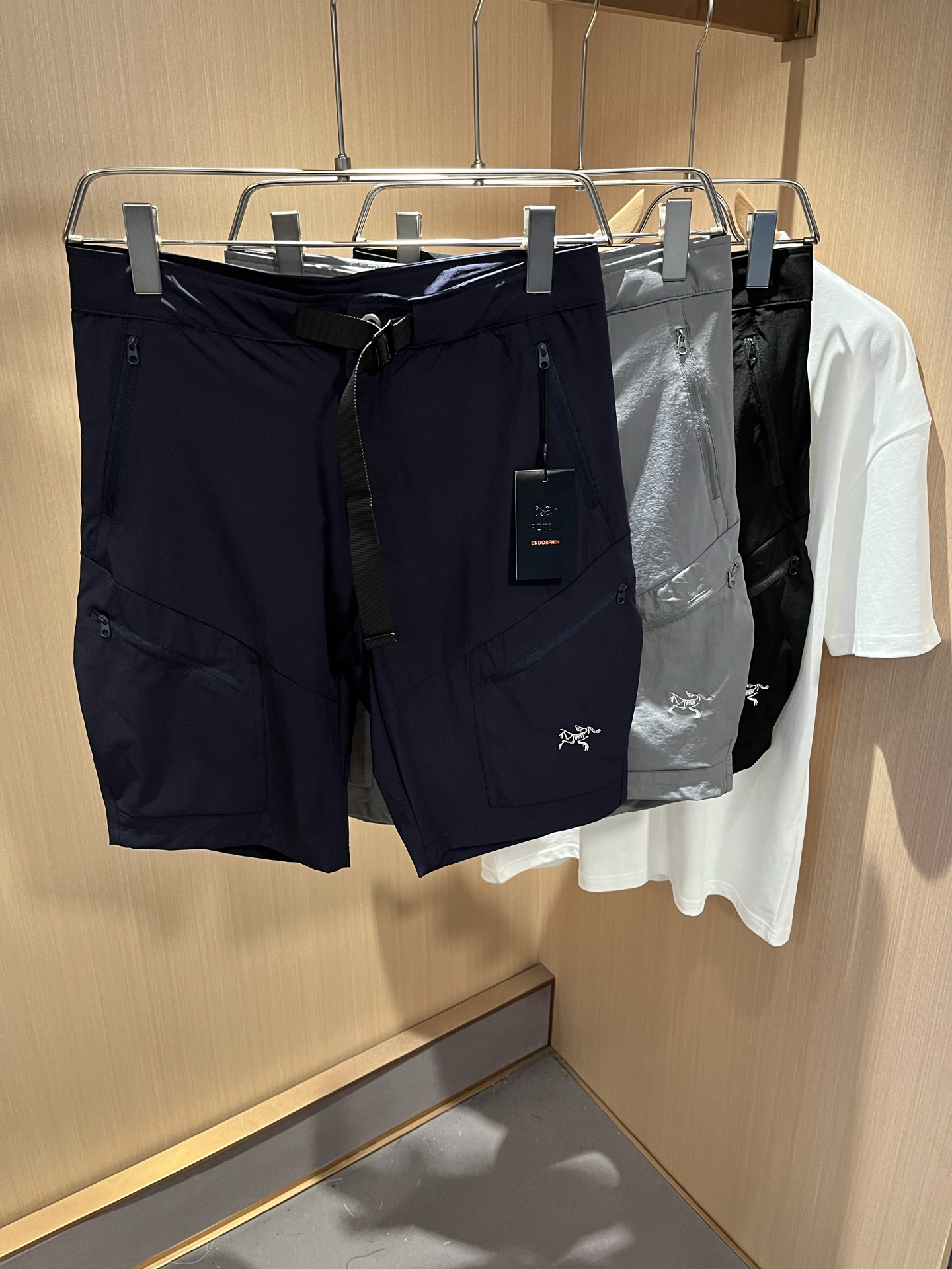 NO:486766,ARCTER*X Original Archaeological Bird, a new spring and summer casual sports style casual shorts, outdoor brands may think of Canadian goose and Archaeological Bird, giving people a feeling of trying out the label!  In addition to having great attainments in style design, the most obvious or best-known one should be to have deeper and unique insights and attainments in fabrics. Through continuous structural research and problem-solving, the trouser leg embroidery logo pattern design!  With the unique research on fabrics, these alone are enough to support it to become the first new logo brand image in the clothing manufacturing industry. This model uses a fine blended fabric, which feels smooth and soft, and has both natural beauty and comfort. The large body style is cut cleanly and clean, and the fabric shows a different hazy structural beauty. It is made of exclusive mold customization. The fabric and its technology tests workers, can be smooth and smooth without wrinkles. The trouser legs are simple embroidered logo pattern design!  It really tests the handmade work of every master!  Make the overall clean and neat, without leaving a trace of thread. Nowadays, men who pursue life are more refined in life, size S-3XL, arc'teryx, shorts, alexander wang19860909ARCTER*X始*祖鸟 春夏新款休闲运动风格休闲短裤裤,户外品牌可能大家第一想到的就是加拿大鹅、始祖鸟.给人一种标签试的感觉！除了在款式设计上颇有造诣之外,最明显或者说最为拿手的,应该就是在面料上的拥有更深独特见解跟造诣了.通过不断地结构研究和问题处理,裤腿刺绣logo图案设计！在以面料独特研究为特征,仅凭这些就已经足以支撑其成为服装制造行业中,首屈可数的新标志品牌形象.此款采用精工混纺面料,手感细滑柔软,同时兼具自然美感跟舒适度.大身上版型裁剪简洁干净,面料上显现出了不一样朦胧的结构性美感来.独家开模定制而成,面料及其考验工人的技术,能做到平整服帖又不起皱,裤腿简单刺绣logo图案设计！真的是很考验每位师傅的手工制作！使得整体干净利索,不留一丝线头.现在对于生活有所追求的男性也在生活中更为精致,尺码S-3XL,arc'teryx,shorts,alexander wang,Men's clothing