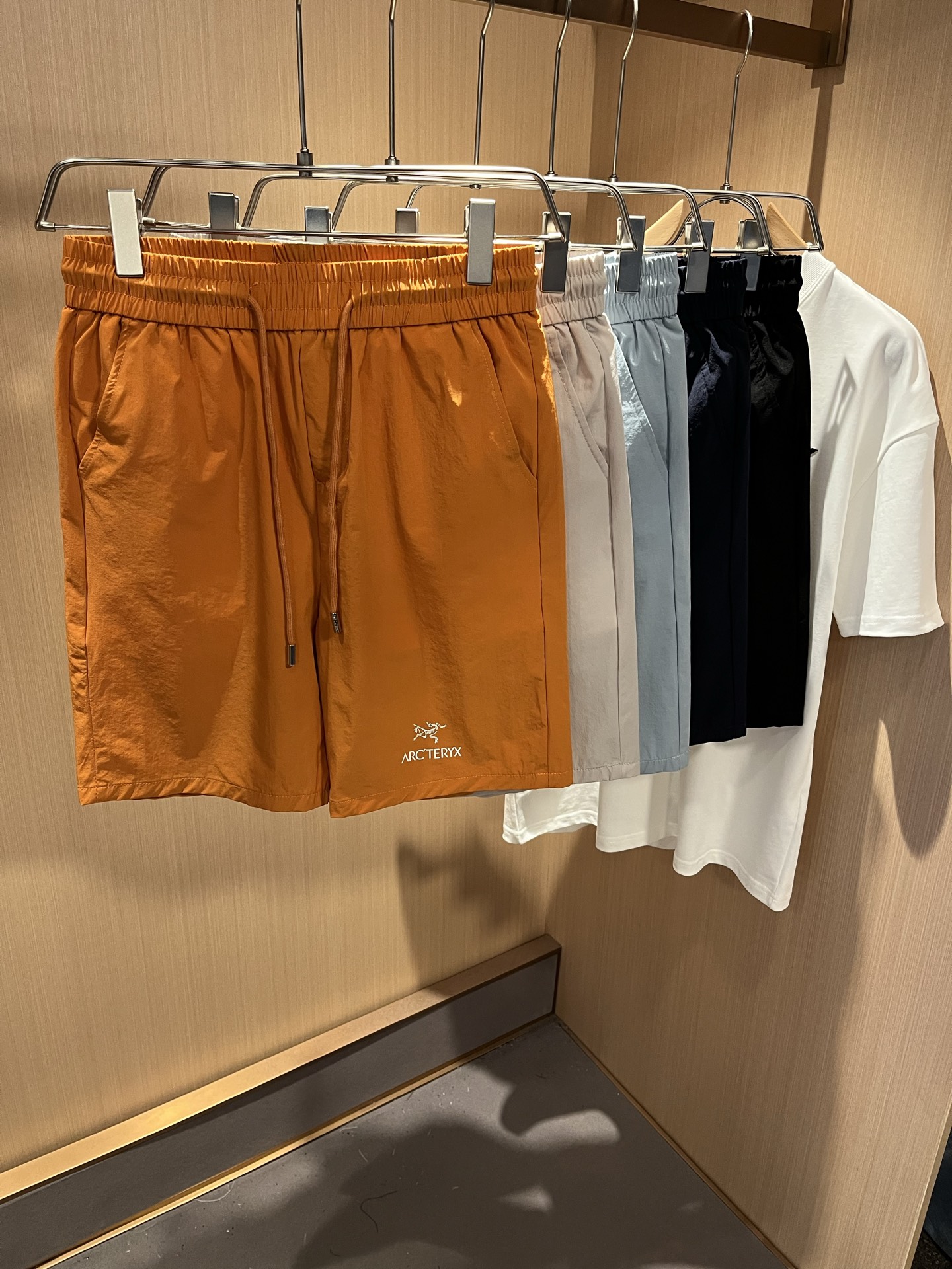 NO:486737,ARCTER*X Original Archaeological Bird, a new spring and summer casual sports style casual shorts, outdoor brands may think of Canadian goose and Archaeological Bird, giving people a feeling of trying out the label!  In addition to having great attainments in style design, the most obvious or best-known one should be to have deeper and unique insights and attainments in fabrics. Through continuous structural research and problem-solving, the trouser leg printing logo pattern design!  With unique research on fabrics, these alone are enough to support it to become the first new logo brand image in the clothing manufacturing industry. This model uses a fine blended fabric, which feels smooth and soft, and has both natural beauty and comfort. The large body style is cut cleanly and clean, and the fabric shows a different hazy structural beauty. It is made of exclusive mold customization. The fabric and its technology tests workers, can be smooth and smooth without wrinkles. The trouser legs are simple printed logo pattern design!  It really tests the handmade work of every master!  Make the overall clean and neat, without leaving a trace of thread. Nowadays, men who pursue life are more refined in life, size M-3XL, arc'teryx, shorts, alexander wang19860909ARCTER*X始*祖鸟 春夏新款休闲运动风格休闲短裤裤,户外品牌可能大家第一想到的就是加拿大鹅、始祖鸟.给人一种标签试的感觉！除了在款式设计上颇有造诣之外,最明显或者说最为拿手的,应该就是在面料上的拥有更深独特见解跟造诣了.通过不断地结构研究和问题处理,裤腿印花logo图案设计！在以面料独特研究为特征,仅凭这些就已经足以支撑其成为服装制造行业中,首屈可数的新标志品牌形象.此款采用精工混纺面料,手感细滑柔软,同时兼具自然美感跟舒适度.大身上版型裁剪简洁干净,面料上显现出了不一样朦胧的结构性美感来.独家开模定制而成,面料及其考验工人的技术,能做到平整服帖又不起皱,裤腿简单印花logo图案设计！真的是很考验每位师傅的手工制作！使得整体干净利索,不留一丝线头.现在对于生活有所追求的男性也在生活中更为精致,尺码M-3XL,arc'teryx,shorts,alexander wang,Men's clothing