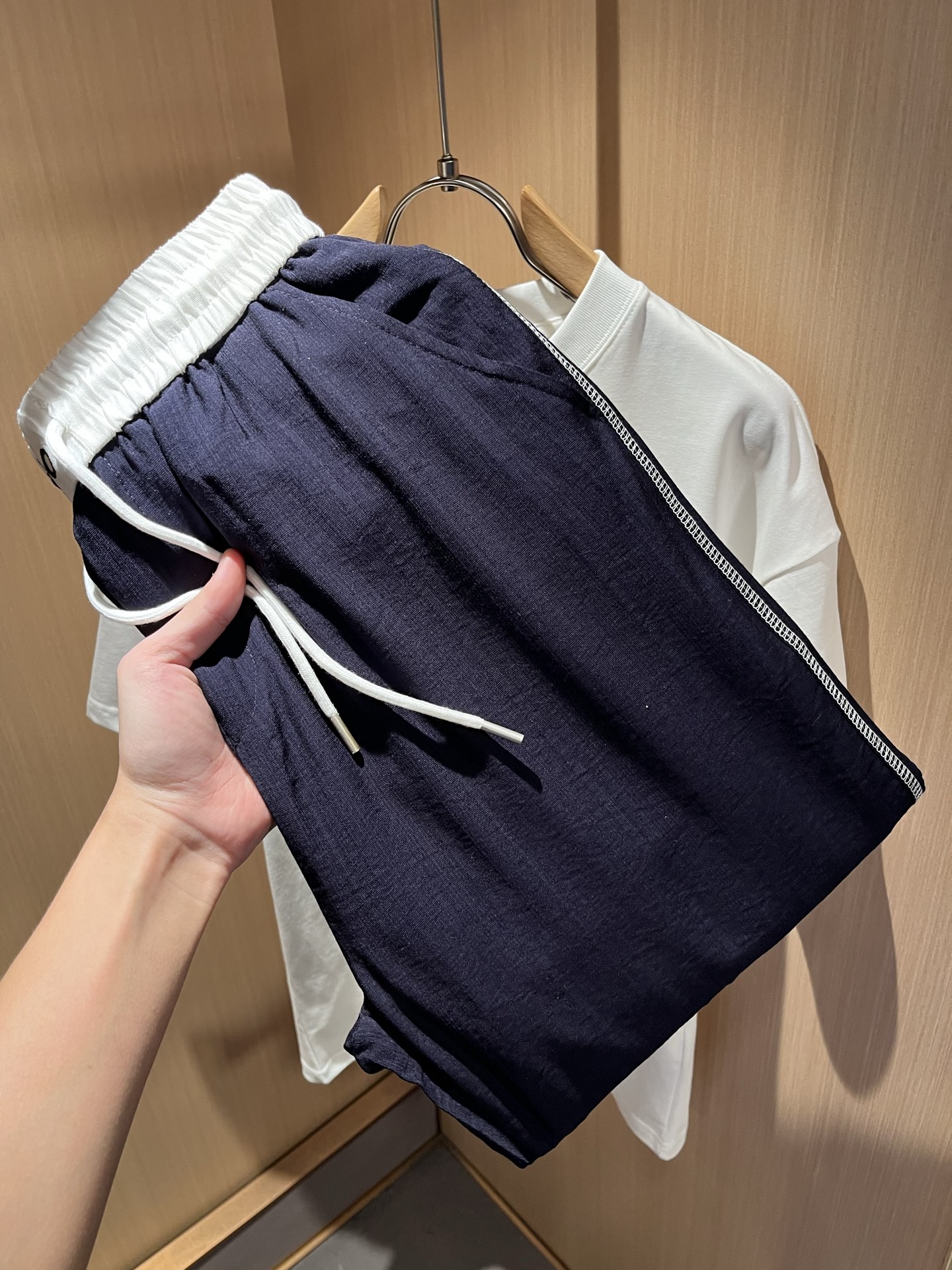 NO:486791,Alo spring and summer new men's casual pants, a high-end quality choice... A versatile pants that combine casual pants is also an indispensable matching tool in men's wardrobe. It is a classic style with practical wear!  The design style of the whole casual pants is simple and fashionable, which is very consistent with the low-luxury style setting, has excellent skin-friendly value, is easy to wear, and is full of detail!  Classic logo logo print pattern design!  This trousers are made of high-quality linen fabric. The fabric is comfortable, soft and delicate, and has a good vertical feeling. It looks very textured and has a high-end charm. The first-class and exquisite style cut, the line is delicate, smooth and neat, and the casual and casual pants look good no matter how you match it. If you like it, buy it now. Good products are not waiting for anyone!  Size M-3XL, alexander wang19860909Alo 春夏新款男士休闲裤,高端品质之选……一款休闲裤兼备的百搭裤装,也是男士衣橱里不可缺少的搭配神器,属于实穿型的经典款式！整条休闲裤的设计风格简洁时尚,非常符合低奢的风格设定,亲肤值优越,穿着方便,细节感十足！经典标识logo印花图案设计！此款裤装采用优质亚麻面料打造而成,面料舒服,手感柔软细腻,有着很好的垂直感,看上去非常有质感,细品高级韵味十足.一流精湛的版型裁剪,走线细致平顺工整,休闲随意怎么搭配都好看的裤装,喜欢的赶紧入手吧,好货可不等人！尺码M-3XL,,alexander wang,Men's clothing