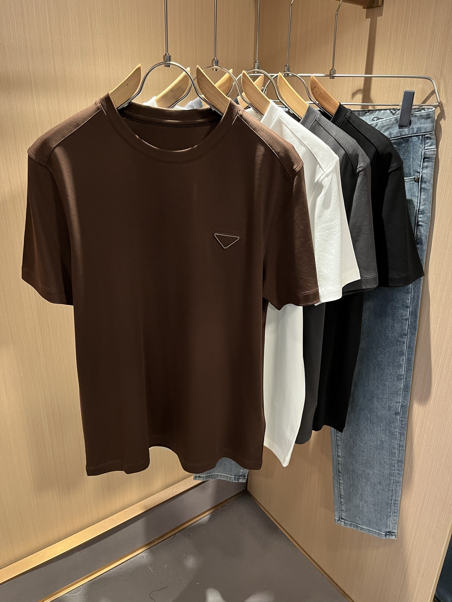 NO:489996,PRAD*A Pu*da 2025 spring and summer new short-sleeved T-shirt for men and women, the latest model is exclusively available on the entire network!  !  ~ It is classic and fashionable and versatile, who doesn’t like it? It will show the classic again. It is very pleasing to the eye and comes with a low luxury halo and recognition!  Pr*da's traditional brand concept and modern advanced technology are perfectly combined. Coupled with the extremely modern and simple design, P's exclusive logo pattern glue pressing design!  Customized 100% imported pure cotton fabric!  The texture of this model is quite touching, the specifications and grades are known with tentacles. The degree of delicateness and breathability are top-notch!  Size M-4XL, prada, T-shirt,tees, t-shirt,alexander wang19860909PRAD*A普*达2025春夏新款男女同款短袖T恤,最新款全网独家首上！！~既经典有时尚百搭,谁不爱啊,将经典再次展现,非常的耐看,自带低奢光环与辨识度！Pr*da传统的品牌理念和现代化的先进技术进行了完美结合.加上极其现代摩登风范的简约设计,p家专属logo图案压胶设计！定制百分百进口纯棉面料！此款的质感相当感人 触手便知规格档次 细腻程度与透气效果堪称顶级！尺码M-4XL,,prada,T-shirt,tees，t-shirt,alexander wang,Men's clothing