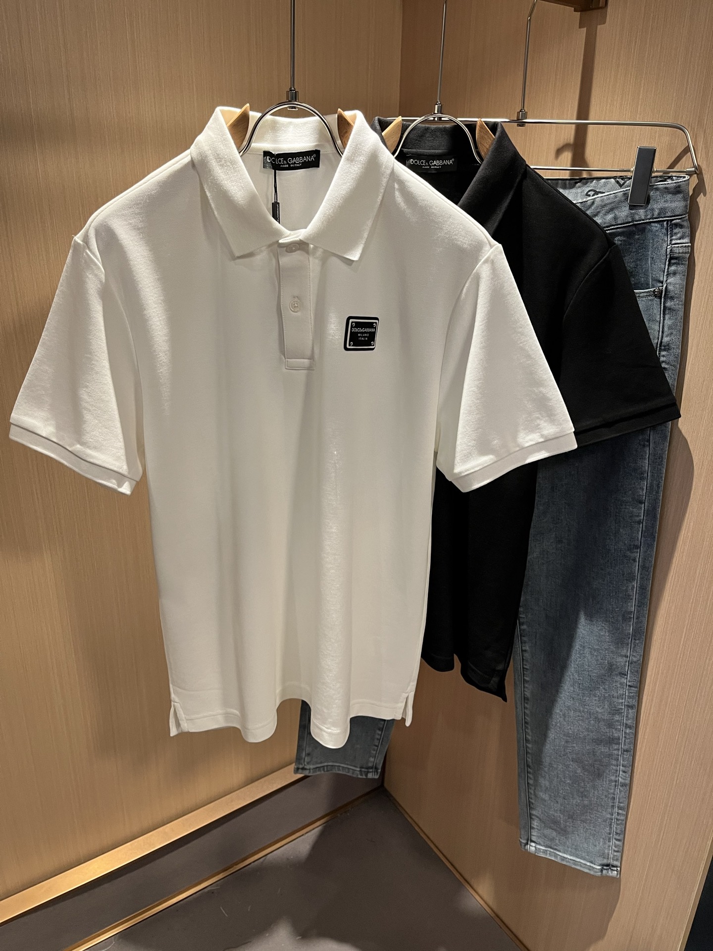 NO:486617,Dolce&Gabba*a Spring and Summer New Men's Short-Sleeve Polo Shirt, available at the same time in the counter!  Customized exclusive bead floor cotton fabric, chest logo pattern badge craft design!  Simple and generous, calm and versatile, extremely high-end, perfectly integrated with fashion and style, a top fashionable style that perfectly suits the outside wear!  The overall feeling is natural!  The ultimate classic versatile short-sleeved T-shirt adopts the latest three-dimensional logo elements and badge texture!  The ultimate perfection of heavy industry!  Fans who pursue high quality are please buy them by themselves, and all fans who know the goods are invited to appreciate this model together!  !  Size M-3XL, Dolce & Gabbana, Dolce & Gabbana, T-shirt,tees, t-shirt,alexander wang19860909Dolce&Gabba*a 杜嘉*纳春夏新款男士短袖Polo衫,专柜同步发售！定制专属珠地棉面料,胸前logo图案徽章工艺设计！简约大方,从容百搭,档次极高,完美融入时尚还有风情感一款完美符合外穿的顶尖时髦气质款！整体给人浑然天成的感觉！极致经典的百搭型短袖T恤,采用最新的立体logo元素徽章质感！极致的重工极致的完美！追求高品质的粉丝们请自行抢购,诚邀所有识货的粉丝一同鉴赏此款！！尺码M-3XL,,Dolce&Gabbana,Dolce&Gabbana,T-shirt,tees，t-shirt,alexander wang,Men's clothing