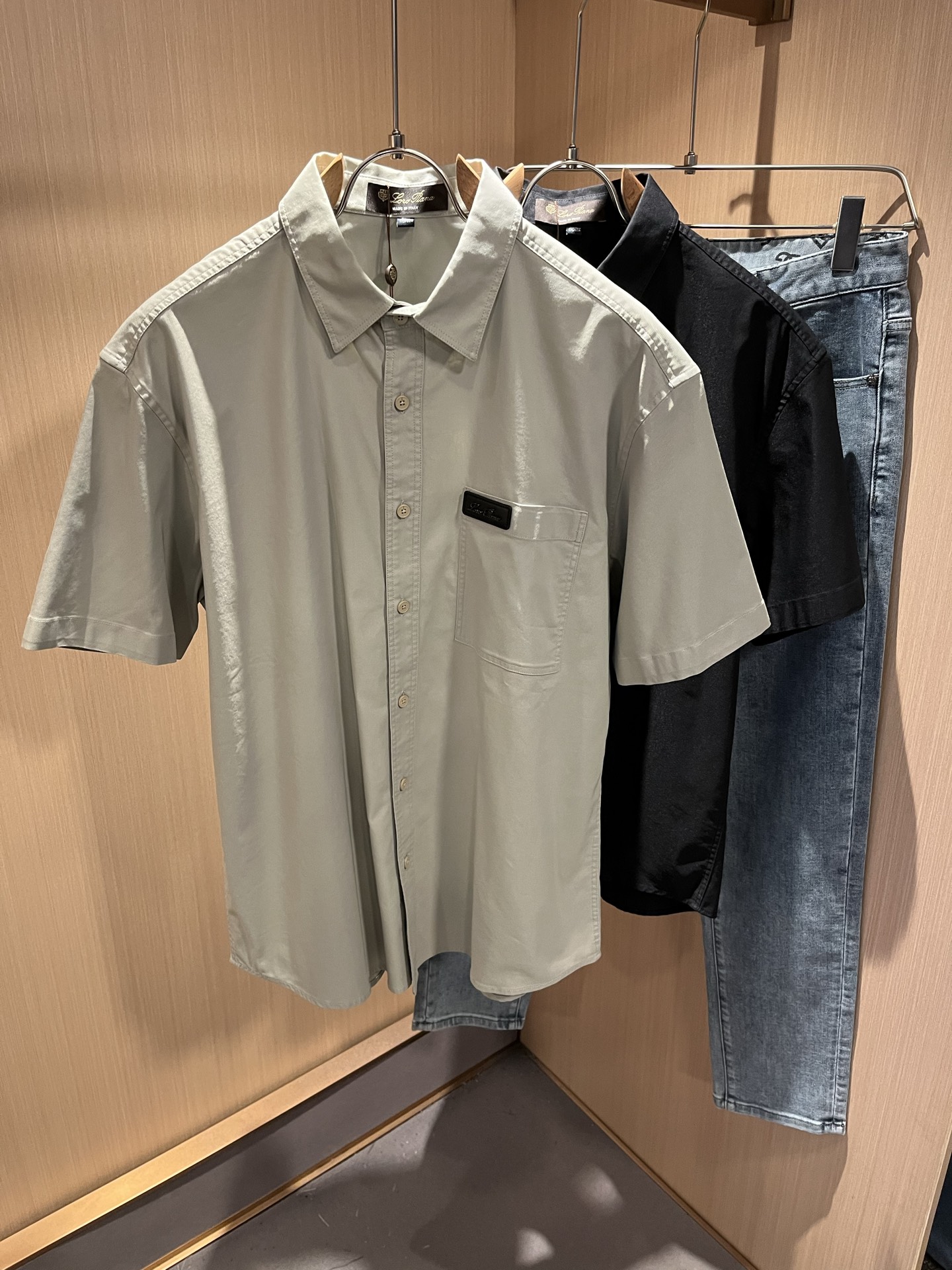 NO:486738,Loro Piana Nouyou Pianya The latest trade order lapel short-sleeved shirt for men in spring and summer, full quality!  !  Designed with logo leather pattern!  The upper body is comfortable and breathable, not stiff, and the overall three-dimensional feeling is rich, with quality export orders, customized exclusive fabric tailoring to meet the simple needs of commuters for dressing. The upper body is very effective, it looks slim and not picky about the figure. The fabric workmanship... Improper, good craftsmanship can make you look good and tasteful, a must-have item for everyone!  Size M-4XL, loro piana, T-shirt, alexander wang19860909Loro Piana诺悠翩雅 春夏男士最新的贸易订单翻领短袖衬衣,全品相！！采用logo皮革图案设计！上身舒适透气,不僵硬,整体有着丰富的立体感,品质出口订单,定制专属面料剪裁,满足通勤人们对于着装的简约需求,上身效果很好,显瘦,不挑剔身材.面料做工....无可挑剔,好工艺好面料才能穿出好品味一款,人手必备单品！尺码M-4XL,,loro piana,T-shirt,alexander wang,Men's clothing