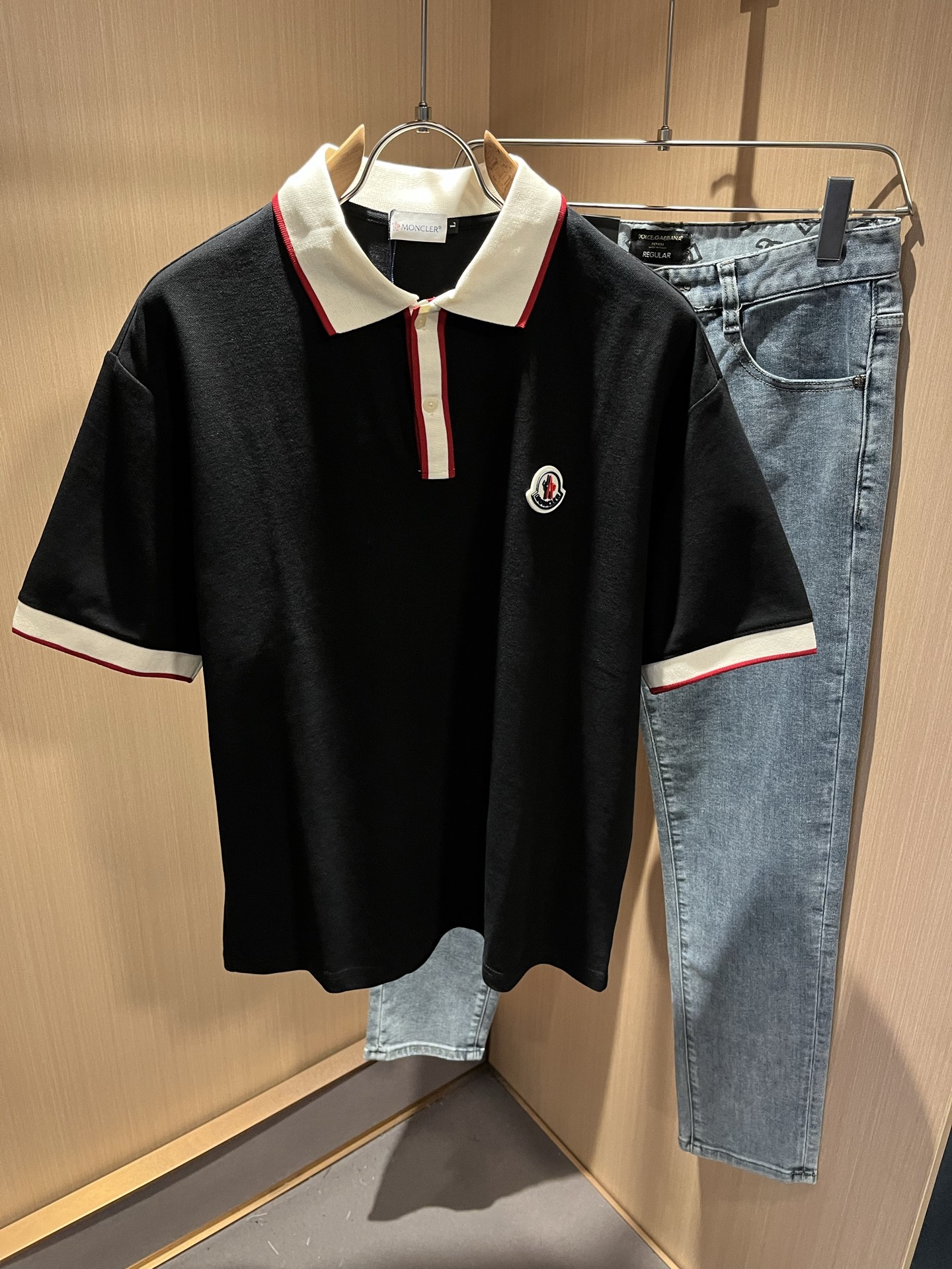 NO:486746,MON Meng** Mouth Spring and Summer New Men's Original Single Men's Short-Sleeved POLO Shirt, Trading Company Product, and the official website is available at the same time!  This type of basic items is a must-see every season. It is equipped with imported pearl mesh cotton, which has both comfort and breathability, and the overall visual value is full, and the chest logo logo badge is decorated!  A single item with extremely high dressing rate!  Standard style and tailoring, comfortable stretching, and unrestrained exercise!  The lapel design meets the needs of simple styles, while having strong practical wearability, high-end, atmospheric and high-end!  Universal and versatile model. Size M-4XL, T-shirt, alexander wang19860909MON蒙**口春夏新款男士原单男士短袖POLO衫,贸易公司货,官网同步发售！此类型的基础单品是每季必出现的,客供进口珠地网眼棉,舒适性与透气性兼备,整体视觉值满分,胸前标志logo徽章修饰！穿搭率极高的单品！版型剪裁标准,伸展舒适,运动无拘束！翻领的设计在满足简约的风格上的需求同时,实穿性强,高端大气上档次！ 万能百搭款.尺码M-4XL,,T-shirt,alexander wang,Men's clothing