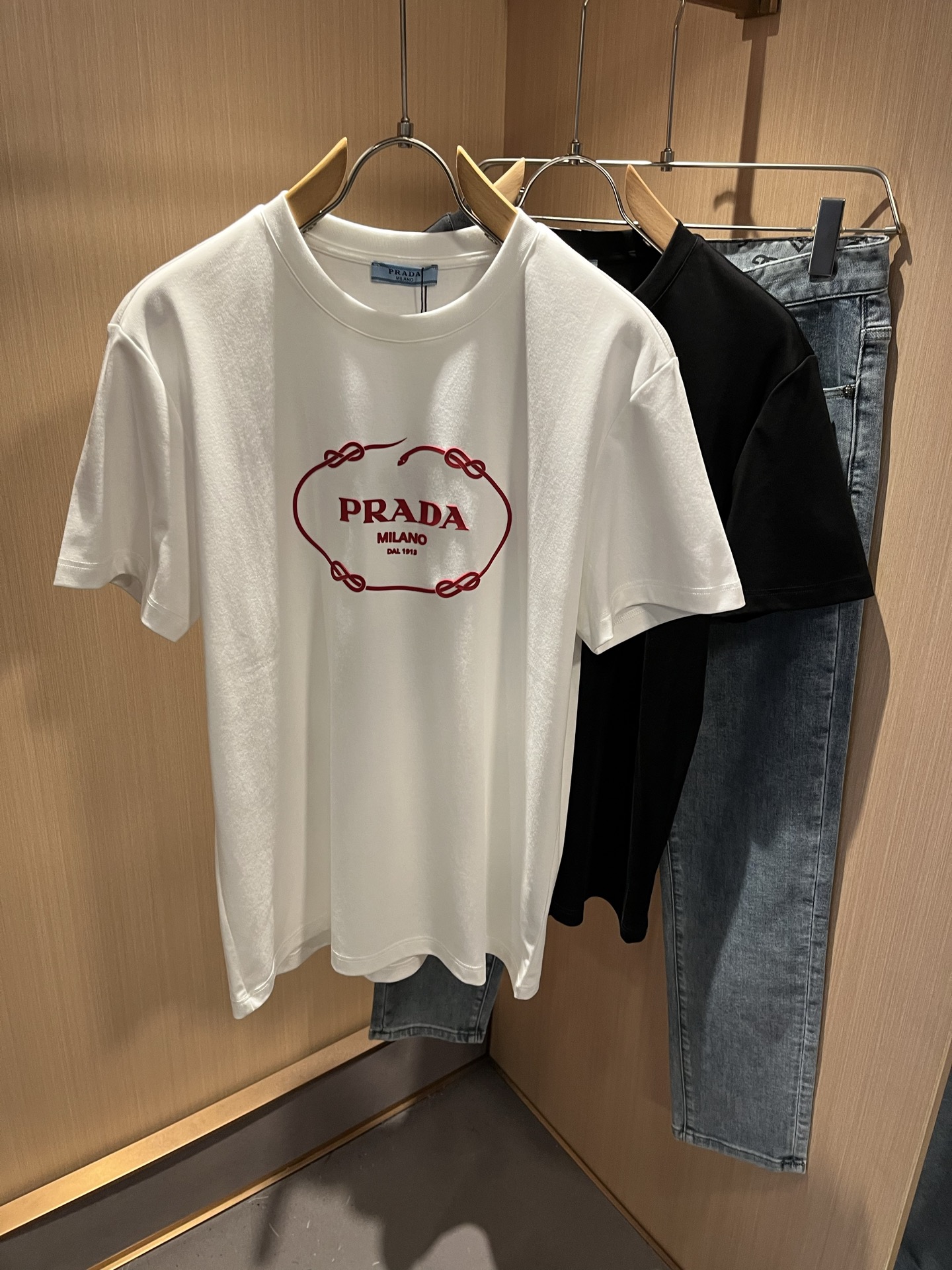 NO:484864,PRAD*A Pu*da 2025 spring and summer new short-sleeved T-shirt for men and women, the latest model is exclusively available on the entire network!  !  ~ It is classic and fashionable and versatile, who doesn’t like it? It will show the classic again. It is very pleasing to the eye and comes with a low luxury halo and recognition!  Pr*da's traditional brand concept and modern advanced technology are perfectly combined. Coupled with the extremely modern and simple design, P's exclusive logo pattern glue pressing design!  Customized 100% imported pure cotton fabric!  The texture of this model is quite touching, the specifications and grades are known with tentacles. The degree of delicateness and breathability are top-notch!  Size M-3XL, prada, T-shirt,tees, t-shirt,alexander wang19860909PRAD*A普*达2025春夏新款男女同款短袖T恤,最新款全网独家首上！！~既经典有时尚百搭,谁不爱啊,将经典再次展现,非常的耐看,自带低奢光环与辨识度！Pr*da传统的品牌理念和现代化的先进技术进行了完美结合.加上极其现代摩登风范的简约设计,p家专属logo图案压胶设计！定制百分百进口纯棉面料！此款的质感相当感人 触手便知规格档次 细腻程度与透气效果堪称顶级！尺码M-3XL,,prada,T-shirt,tees，t-shirt,alexander wang,Men's clothing