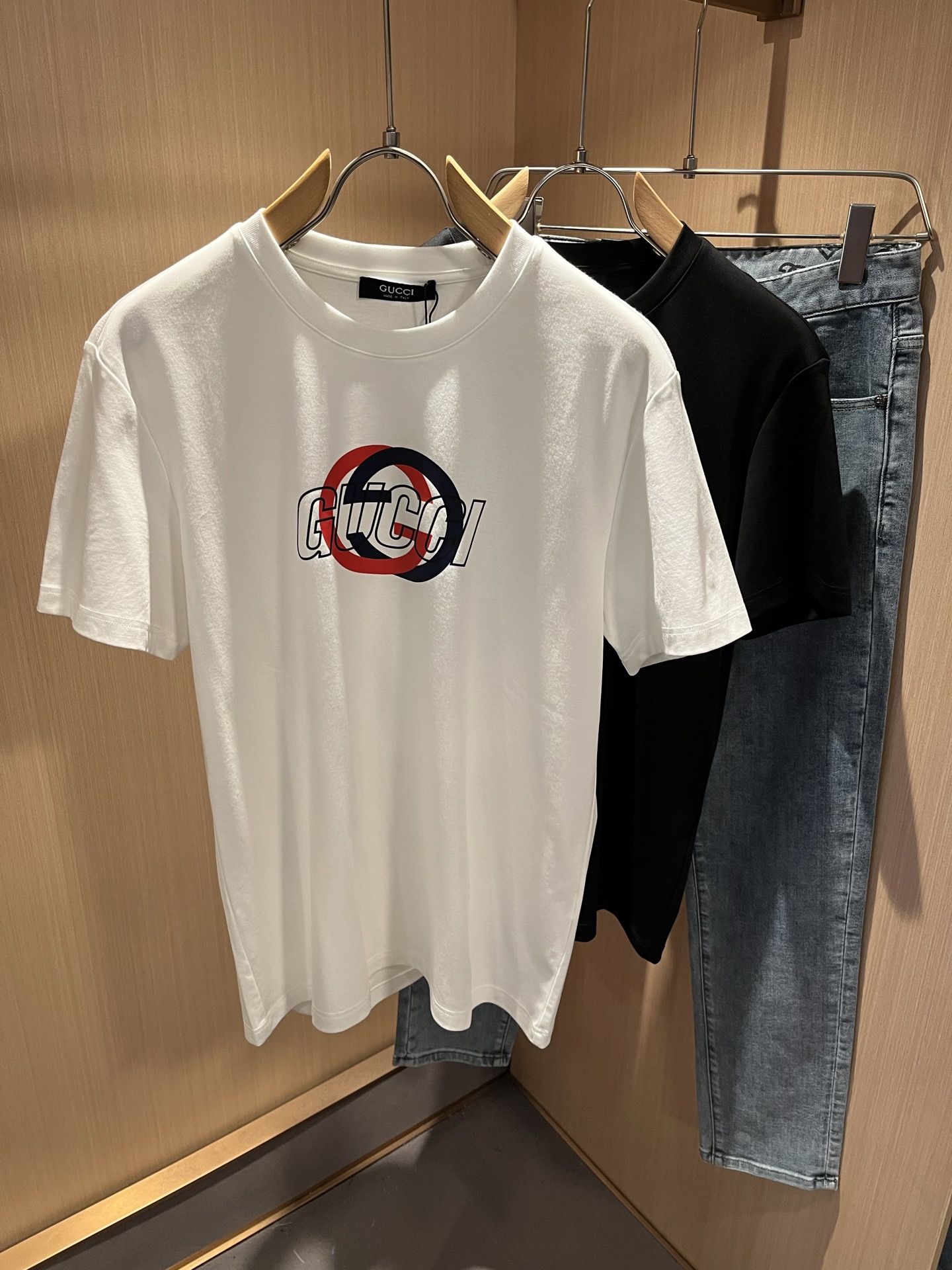 NO:484871,Gucc* Gujia 2025 spring and summer new style for men and women couples casual loose cotton round neck short-sleeved T-shirt!  Trading companies have sparse channels and are released on the official website at the same time!  The latest series of spring and summer 2025, classic fashion design elements, injecting full vitality into the new series. This T-shirt is carefully selected for imported cotton fabrics. The fabric feels skin-friendly and soft and delicate, and the body logo print design!  It has an extremely comfortable and breathable wearing experience. The whole item is very eye-catching and fashionable, and is deeply loved by young people today!  The loose round neck cut is a neutral style regardless of age and gender, suitable for matching all the styles and looks you need in your daily life!  It is recommended to wear couple outfits to go out on the street to make it more pleasing to the eye!  Size M-3XL, gucci, gucci, T-shirt, tees, t-shirt, alexander wang19860909Gucc*古家 2025春夏新款男女同情侣款休闲宽松棉质圆领短袖T恤衫！贸易公司渠道稀出,同步官网发售 ！ 2025春夏最新系列,经典时尚设计元素,为全新系列注入满满活力,这款T恤衫用心甄选客供进口棉面料制成,面料手感亲肤柔软细腻,衣身logo印花设计！拥有着无比舒适透气性的穿着体验,整件单品极具吸睛度与时尚感,深受当下年轻人的喜爱！基础宽松的圆领版型裁剪,不分年龄与性别的中性款式,适合搭配你日常所需的所有风格与造型！建议搭配情侣装出街会更为养眼出色！尺码M-3XL,,gucci,gucci,T-shirt,tees，t-shirt,alexander wang,Men's clothing