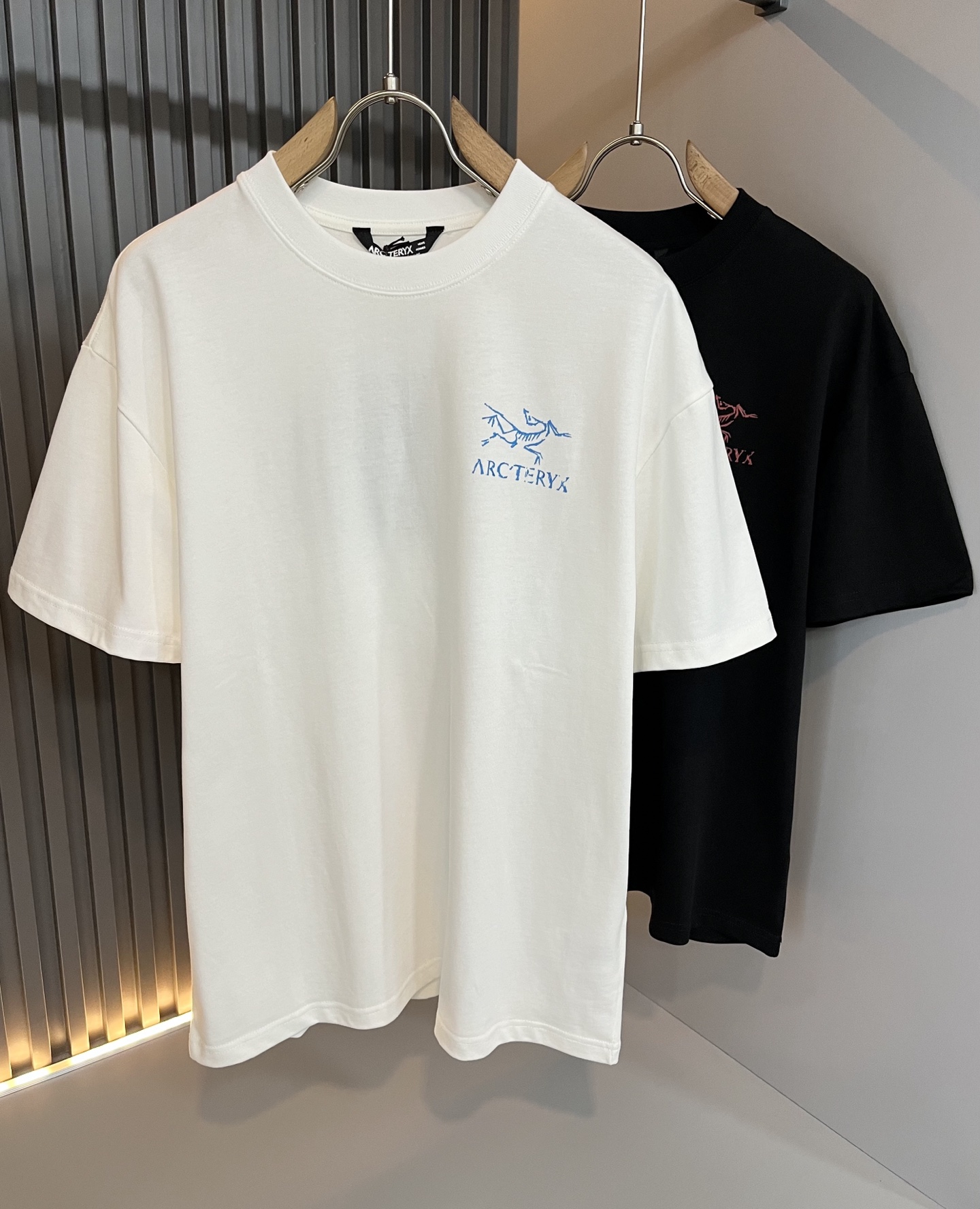 NO:481764,ARCTER*X Original Archaeological Bird 2025 spring and summer new short-sleeved T-shirt outdoor brands for men and women, perhaps the first thing that comes to mind is Canadian goose and Archaeological Bird. It gives people a feeling of trying out the label!  In addition to being quite accomplished in style design, the most obvious or most expert should be to have deeper and unique insights and attainments in fabrics. Through continuous structural research and problem-solving, and characterized by unique research on fabrics, these alone are enough to support it to become the first new logo brand image in the clothing manufacturing industry. This model uses air cotton material!  The fabric after the seiko blending feels smooth and soft, and it has both natural beauty and comfort. The large body style is cut cleanly and cleanly, and the fabric shows a different hazy structural beauty. It is made of exclusive mold customization. The fabric and its technology test the workers, can be smooth and smooth without wrinkles!  Logo logo pattern printing craft design!  It really tests the handmade work of every master!  It makes the whole clean and neat, without leaving any thread. Now men who pursue life are more refined in life!  Size M-3XL, arc'teryx, T-shirt,tees, t-shirt,alexander wang19860909ARCTER*X始*祖鸟 2025春夏新款男女同款短袖T恤户外品牌可能大家第一想到的就是加拿大鹅、始祖鸟.给人一种标签试的感觉！除了在款式设计上颇有造诣之外,最明显或者说最为拿手的,应该就是在面料上的拥有更深独特见解跟造诣了.通过不断地结构研究和问题处理,在以面料独特研究为特征,仅凭这些就已经足以支撑其成为服装制造行业中,首屈可数的新标志品牌形象.此款采用的空气棉材质！通过精工混纺之后的面料,手感细滑柔软,同时兼具自然美感跟舒适度.大身上版型裁剪简洁干净,面料上显现出了不一样朦胧的结构性美感来.独家开模定制而成,面料及其考验工人的技术,能做到平整服帖又不起皱！标志logo图案印花工艺设计！真的是很考验每位师傅的手工制作！使得整体干净利索,不留一丝线头.现在对于生活有所追求的男性也在生活中更为精致！尺码M-3XL,arc'teryx,T-shirt,tees，t-shirt,alexander wang,Men's clothing