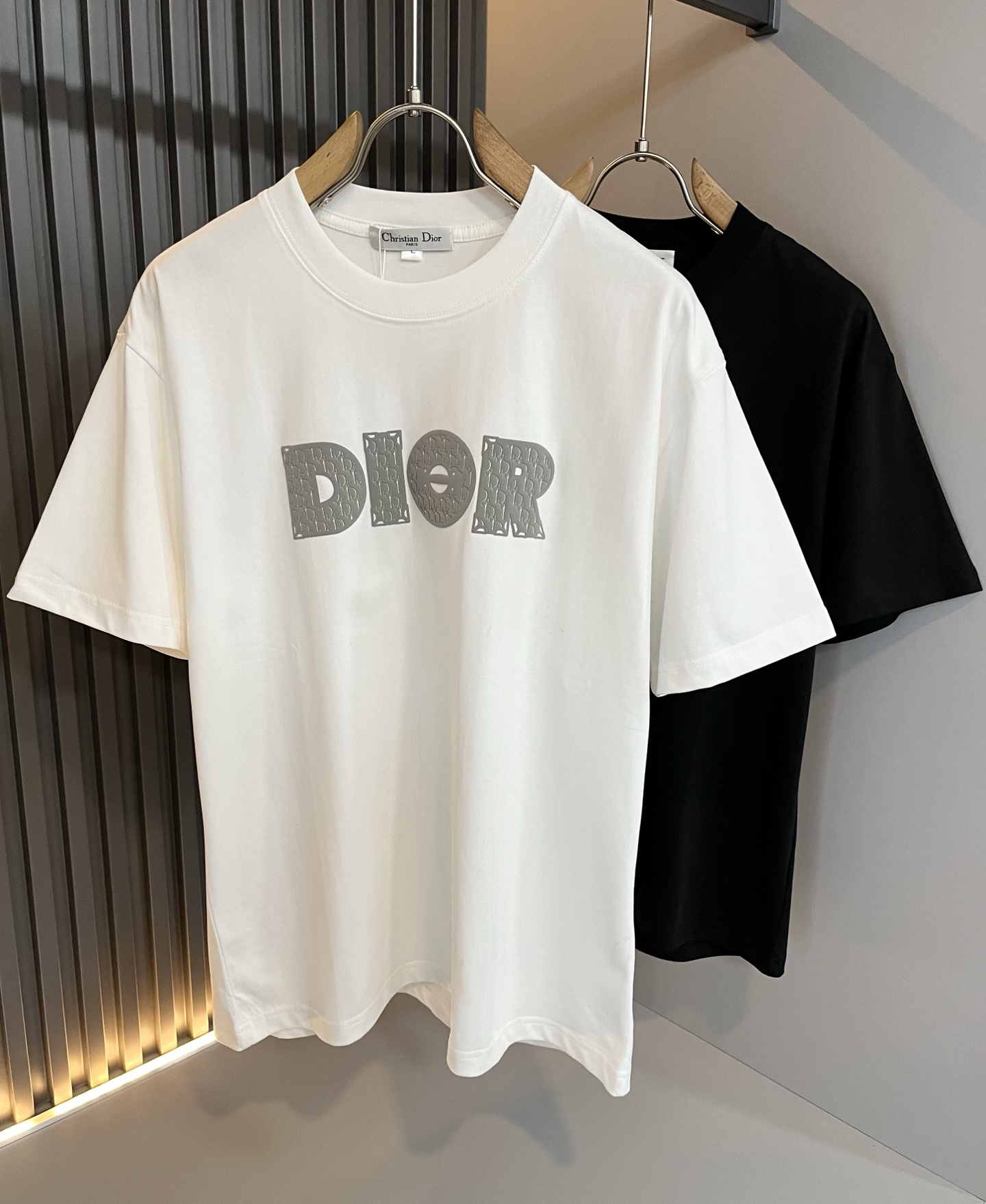 NO:481768,Dio*Dijia 2025 spring and summer new short-sleeved T-shirt for men and women, and the counter is available at the same time!  Customized exclusive 260g pure cotton fabric, customized original craft threads, chest logo pattern glue pressing technology design!  Simple and generous, calm and versatile, extremely high-end, perfectly integrated with fashion and style, a top fashionable style that perfectly suits the outside wear!  The overall feeling is natural!  The ultimate classic versatile short-sleeved T-shirt is designed with the latest three-dimensional letter logo print elements!  The ultimate perfection of heavy industry!  Fans who pursue high quality are please buy them by themselves, and all fans who know the goods are invited to appreciate this model together!  !  Color black white Size M-4XL,,dior,dior,T-shirt,tees,t-shirt,alexander wang19860909Dio*迪家 2025春夏新款男女同款短袖T恤,专柜同步发售！定制专属260克纯棉面料,定制原版工艺螺纹,胸前logo图案压胶工艺设计！简约大方,从容百搭,档次极高,完美融入时尚还有风情感一款完美符合外穿的顶尖时髦气质款！整体给人浑然天成的感觉！极致经典的百搭型短袖T恤,采用最新的立体字母logo印花元素设计！极致的重工极致的完美！追求高品质的粉丝们请自行抢购,诚邀所有识货的粉丝一同鉴赏此款！！颜色黑色 白色 尺码M-4XL,,dior,dior,T-shirt,tees，t-shirt,alexander wang,Men's clothing