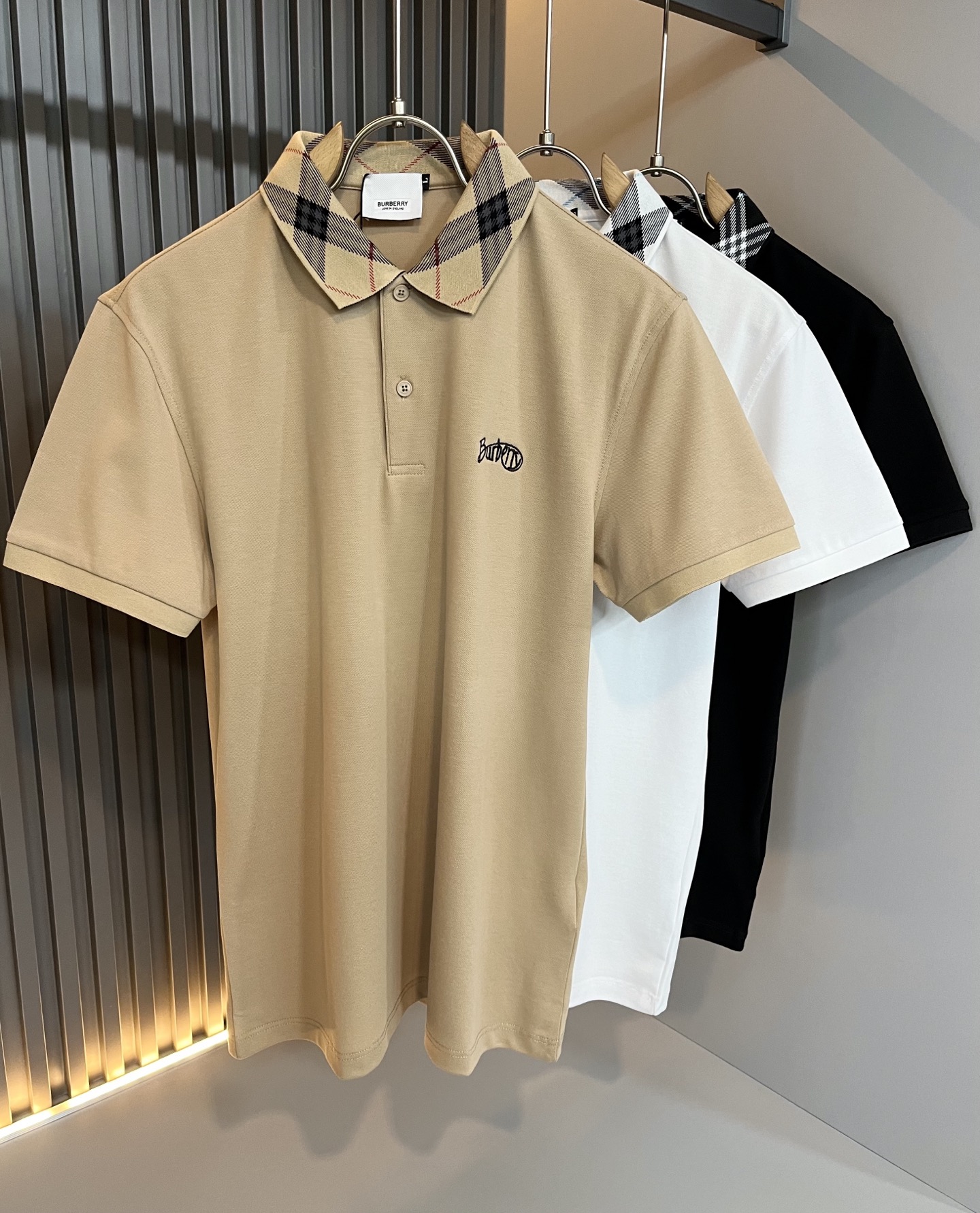 NO:481798,Bur*erry 2025 spring and summer new men's short-sleeved Polo shirt, the latest brand design element!  Neither monotonous nor complicated, it shows taste just right!  Customer-supplied top-quality custom bead flooring fabrics!  Comfortable, sweat-absorbing and breathable, the unique high-end fabric presents a simple and elegant temperament!  Embroidery design on chest logo pattern!  Full three-dimensional! Standard cutting design!  Every detail is a synchronized with high-end fashion. Size: M-3XL, burberry, T-shirt, alexander wang19860909Bur*erry 巴*莉 2025春夏新款男士短袖Polo衫,品牌最新设计元素！既不单调也不复杂,恰到好处的展现品味！客供顶级定制珠地棉面料！舒适吸汗透气根本不在话下,面料独具的高奢感呈现简约优雅气质！胸前logo图案刺绣设计！饱满立体!标准裁剪设计！每一处细节都是与高端时尚同步的体现.尺码:M-3XL,,burberry,T-shirt,alexander wang,Men's clothing