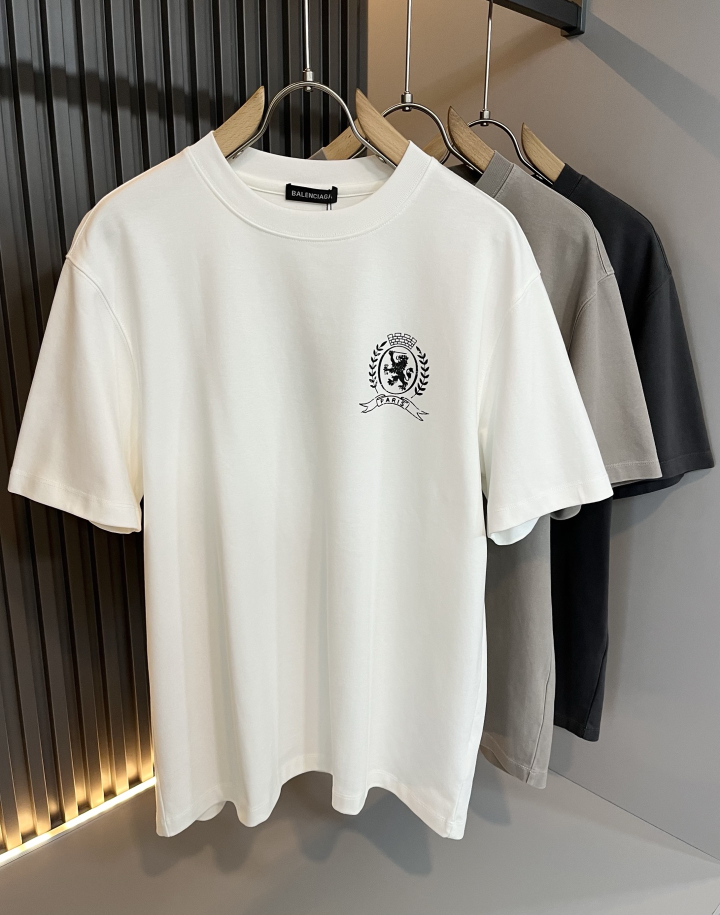 NO:481738,BALENCIA* Paris* Home 2025 Spring and Summer New Men and Women Couples Casual Loose Cotton Round Neck Short Sleeve T-shirt!  Trading companies have sparse channels and are released on the official website at the same time!  The latest series of spring and summer 2025, classic fashion design elements, injecting full vitality into the new series. This T-shirt is carefully selected for imported cotton fabrics. The fabric feels skin-friendly and soft and delicate, and the body logo print design!  It has an extremely comfortable and breathable wearing experience. The whole item is very eye-catching and fashionable, and is deeply loved by young people today!  The loose round neck cut is a neutral style regardless of age and gender, suitable for matching all the styles and looks you need in your daily life!  It is recommended to wear couple outfits to go out on the street to make it more pleasing to the eye!  Size M-5XL, balenciaga, T-shirt,tees, t-shirt,alexander wang19860909BALENCIA*巴黎*家 2025春夏新款男女同情侣款休闲宽松棉质圆领短袖T恤衫！贸易公司渠道稀出,同步官网发售 ！ 2025春夏最新系列,经典时尚设计元素,为全新系列注入满满活力,这款T恤衫用心甄选客供进口棉面料制成,面料手感亲肤柔软细腻,衣身logo印花设计！拥有着无比舒适透气性的穿着体验,整件单品极具吸睛度与时尚感,深受当下年轻人的喜爱！基础宽松的圆领版型裁剪,不分年龄与性别的中性款式,适合搭配你日常所需的所有风格与造型！建议搭配情侣装出街会更为养眼出色！尺码M-5XL,,balenciaga,T-shirt,tees，t-shirt,alexander wang,Men's clothing