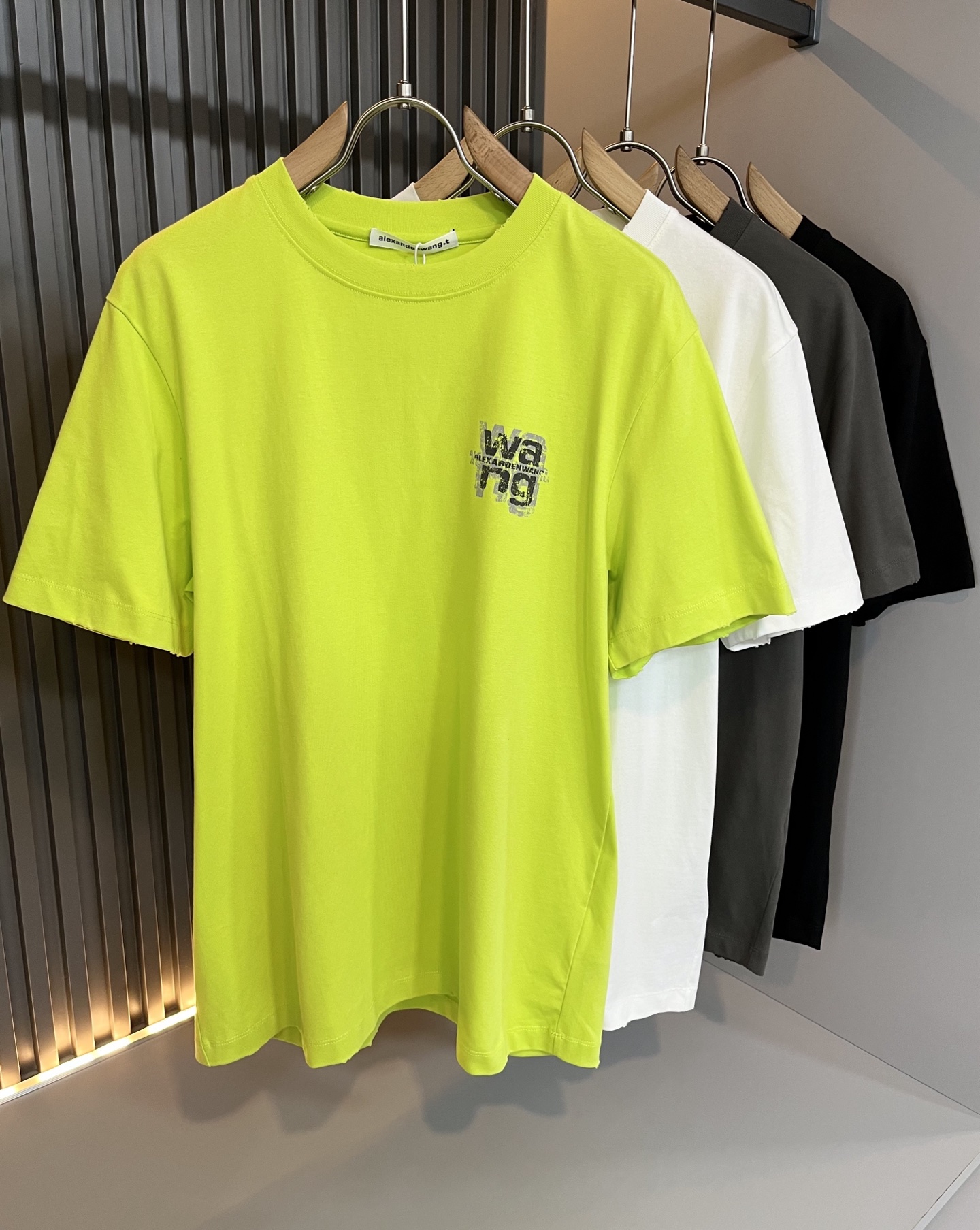 NO:481748,Alexander Wang 2025 spring and summer short-sleeved T-shirt for men and women. Limited-time European regional sales, heavyweight stunning items, series on sale on the official website. Weaving of luxury first-tier brands' royal fabric factory, original customized 260G pure cotton fabric!  The latest letter logo pattern printing design for chest this quarter!  Continue the charm of classic design style!  It feels soft and comfortable, with no burden on your clothes, moisture absorption and breathability, full of quality, and is extremely versatile, both inside and outside, and is very outstanding!  Size M- 5XL, alexander wang,T-shirt,tees,t-shirt,alexander wang19860909Alexander Wang亚力山大王 2025春夏款男女同款短袖T恤.欧洲区域限定发售,重磅级尤物单品,官网在售系列.奢侈一线大牌的御用面料厂织造,原版定制260G纯棉面料！胸口这一季度最新字母logo图案印花设计！延续经典设计风格魅力！手感柔软 舒适,穿着无累赘感,吸湿透气,品质感十足,极为百搭系无论内搭还是外穿都非常出彩！尺码M- 5XL,,alexander wang,T-shirt,tees，t-shirt,alexander wang,Men's clothing