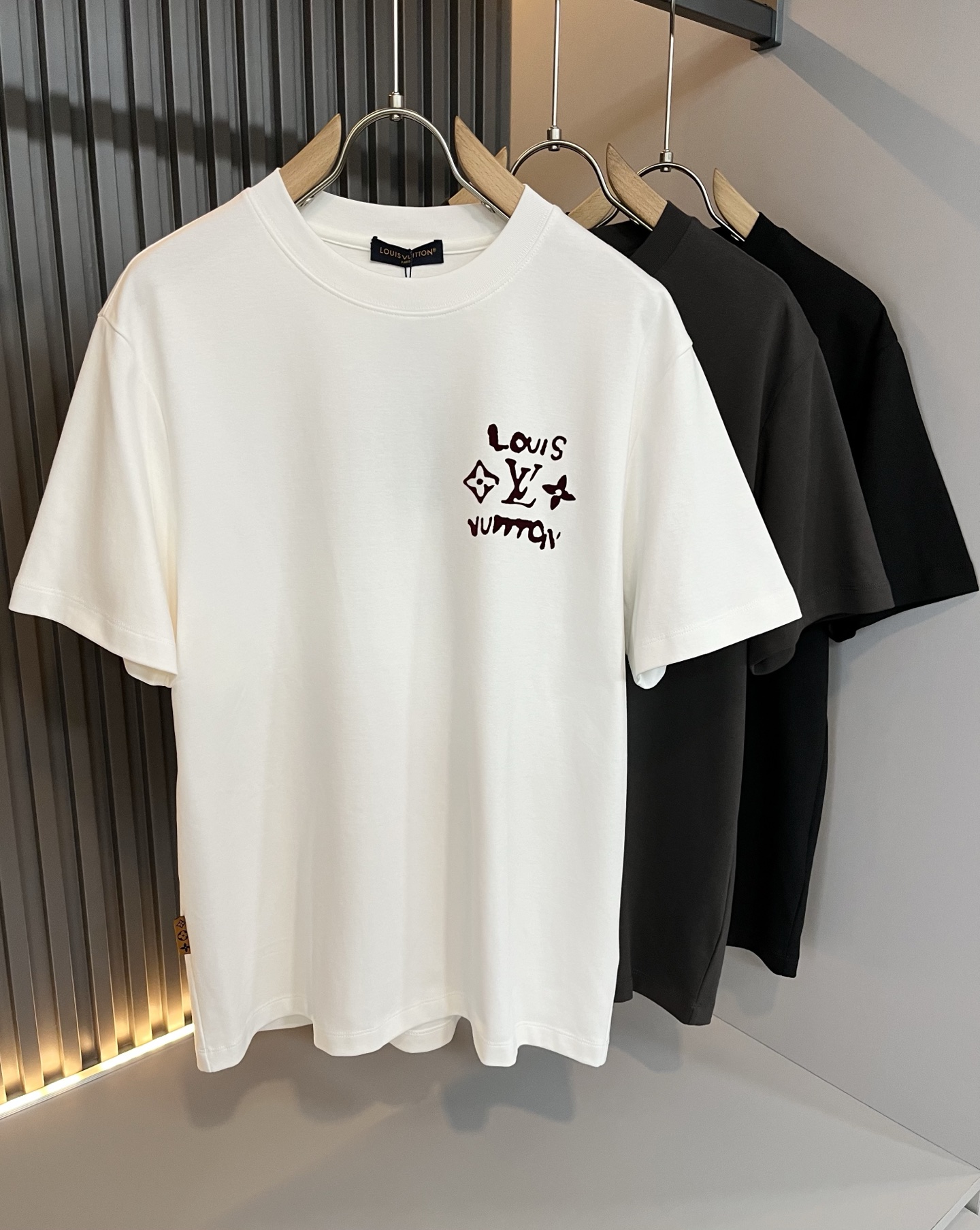 NO:481757,LouisVuitt*Louis*Deng The new series of spring and summer 2025 products are launched, a very fashionable and avant-garde short-sleeved T-shirt for men and women, with logo pattern velvet modification!  Different from the past, it declares the design concept of brand inheritance!  Its eye-catchingness is no less than any classic style, perfectly presenting the fashionable, high-end and luxurious feeling in front of the world!  Made of imported 260 grams of cotton, selected high-quality pure cotton fabrics, soft and soft to the touch, the real thing is definitely beyond your imagination, close to the body and breathable, even if you sweat profusely, you will not feel greasy or stuffy, and will bring sweating and moisture absorption to the extreme!  Size M-5XL, louis vuitton,louis vuitton,t-shirt,tees,t-shirt,alexander wang19860909LouisVuitt*路易*登 2025春夏全新系列单品上线,非常时髦前卫的一款男女同款短袖T恤,标识logo图案压绒修饰！区别于以往的不同,宣示品牌传承的设计理念！其吸睛度完全不亚于任何经典款式,将时髦高级感与奢华感完美呈现在世人眼前！客供进口260克全棉材质制成,精选优质纯棉面料,触感软糯亲肤细腻,实物到手绝对超乎你的想象,贴身无比舒适透气,即便是汗流浃背也不会有腻身及闷热感可言,将排汗吸湿性发挥到了极致！尺码M-5XL,,louis vuitton,louis vuitton,T-shirt,tees，t-shirt,alexander wang,Men's clothing