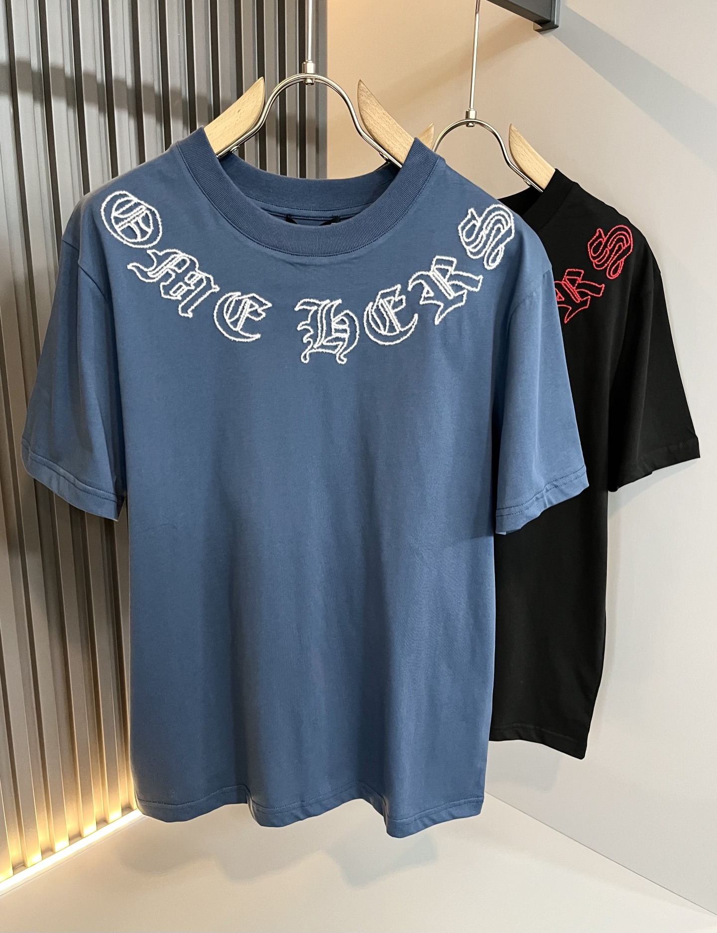 NO:481761,Chrome Hear*s 2025 spring and summer new product for men and women the same style as gram* heart short-sleeved T-shirt, recommended for cracked walls!  The fashionable and arrogant Chrome Hear*s is favored by the whole world. The 2025SS hits the stimulus version, the classic short-sleeved T-sleeved elements, and the front and rear logo embroidery design!  Full of fashionable luxury style, exuding a charming sense of art!  Large and lazy, high-end exclusive wash water pure cotton material for customer supply!  Super comfortable upper body!  Large oversized shoulder-falling!  Men and women are the same style!  Size M-3XL, chrome hearts, T-shirt,tees, t-shirt,alexander wang19860909Chrome Hear*s 克*心 2025春夏新品男女同款克*心短袖T恤,墙裂推荐！时尚傲娇的Chrome Hear*s,被全世界宠幸着.2025SS引爆款,经典克*心元素断绝短袖T,前后logo刺绣设计！充满了时尚的奢华风,散发着迷人的艺术感！宽大慵懒,客供高端专属洗水纯棉材质！上身超级舒适！大廓形大落肩！男女同款入！尺码M-3XL,,chrome hearts,T-shirt,tees，t-shirt,alexander wang,Men's clothing