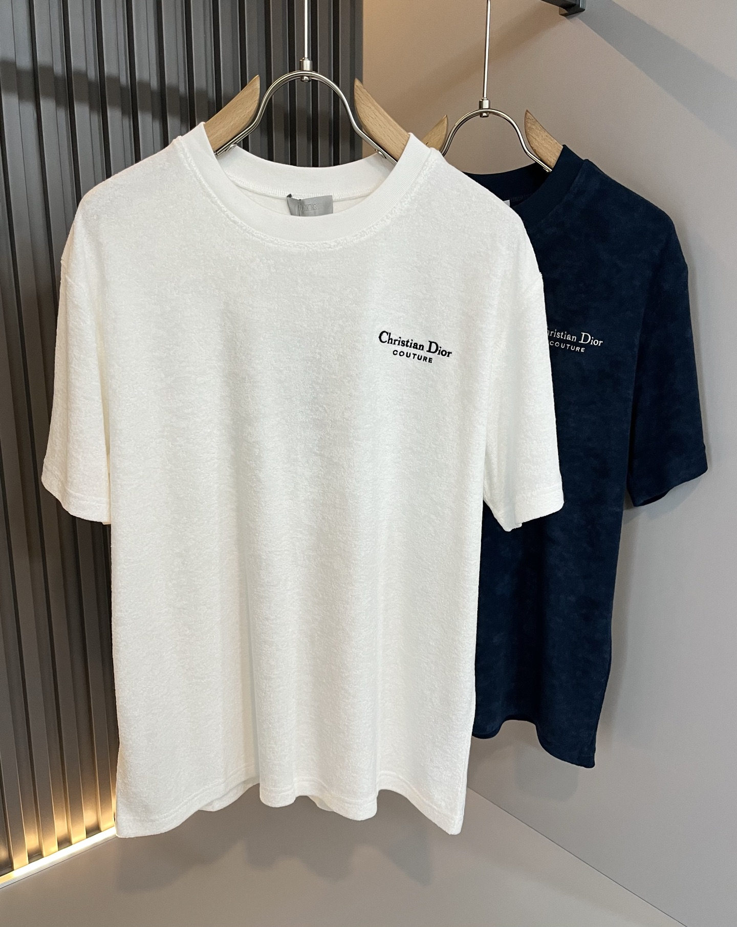 NO:481743,Dio*Dijia 2025 spring and summer new short-sleeved T-shirt for men and women, and the counter is available at the same time!  Customized exclusive towel cotton fabric, customized original craft threads, chest logo pattern embroidery craft design!  Simple and generous, calm and versatile, extremely high-end, perfectly integrated with fashion and style, a top fashionable style that perfectly suits the outside wear!  The overall feeling is natural!  The ultimate classic versatile short-sleeved T-shirt is designed with the latest three-dimensional letter logo embroidery elements!  The ultimate perfection of heavy industry!  Fans who pursue high quality are please buy them by themselves, and all fans who know the goods are invited to appreciate this model together!  !  Size M-3XL, dior,dior,T-shirt,tees,t-shirt,alexander wang19860909Dio*迪家 2025春夏新款男女同款短袖T恤,专柜同步发售！定制专属毛巾棉面料,定制原版工艺螺纹,胸前logo图案刺绣工艺设计！简约大方,从容百搭,档次极高,完美融入时尚还有风情感一款完美符合外穿的顶尖时髦气质款！整体给人浑然天成的感觉！极致经典的百搭型短袖T恤,采用最新的立体字母logo刺绣元素设计！极致的重工极致的完美！追求高品质的粉丝们请自行抢购,诚邀所有识货的粉丝一同鉴赏此款！！尺码M-3XL,,dior,dior,T-shirt,tees，t-shirt,alexander wang,Men's clothing