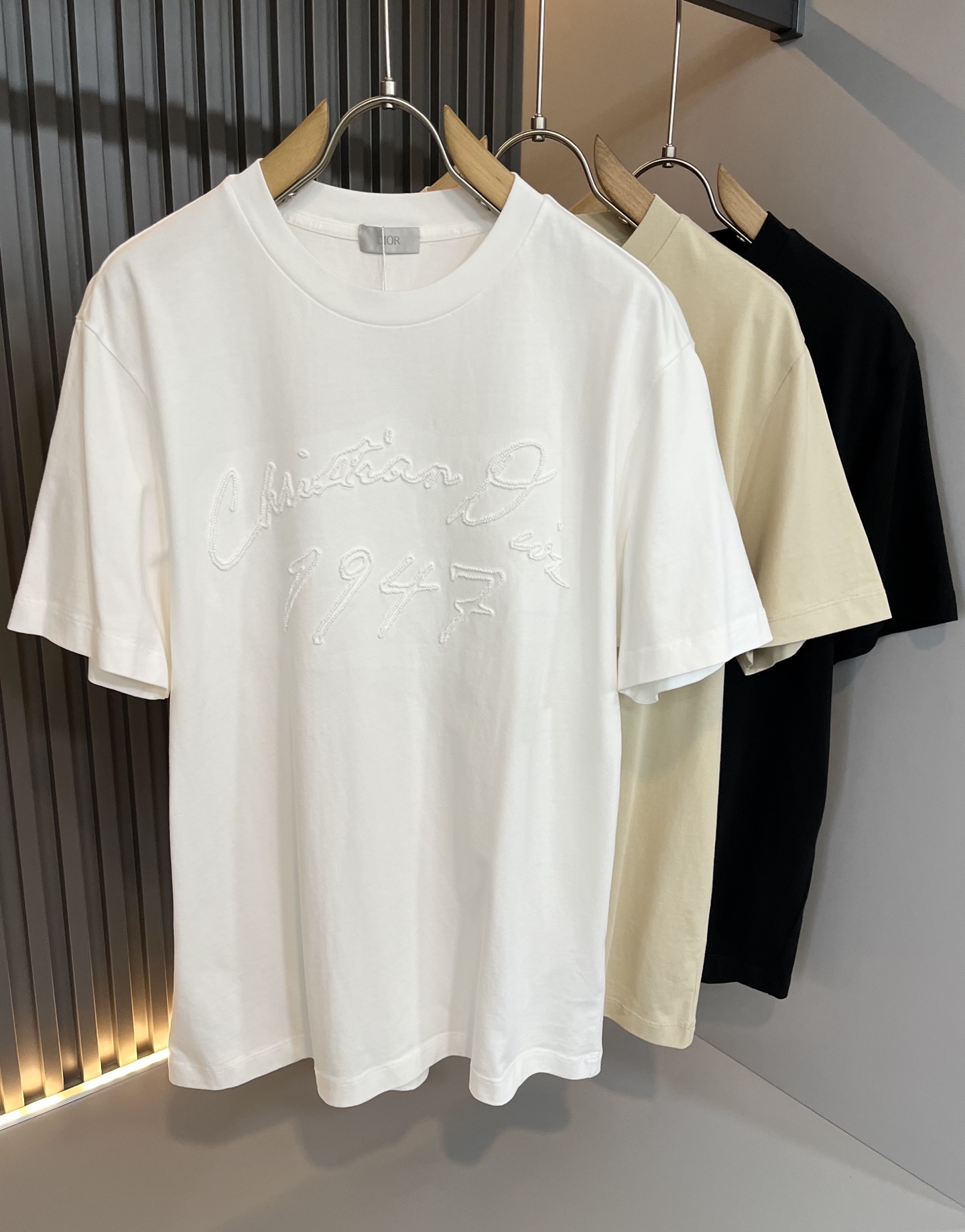 NO:481773,Dio*Dijia 2025 spring and summer new short-sleeved T-shirt for men and women, and the counter is available at the same time!  Customized exclusive 260g pure cotton fabric, customized original craft threads, chest logo pattern printing craft design!  Simple and generous, calm and versatile, extremely high-end, perfectly integrated with fashion and style, a top fashionable style that perfectly suits the outside wear!  The overall feeling is natural!  The ultimate classic versatile short-sleeved T-shirt is designed with the latest three-dimensional letter logo print elements!  The ultimate perfection of heavy industry!  Fans who pursue high quality are please buy them by themselves, and all fans who know the goods are invited to appreciate this model together!  !  Size M-5XL, dior,dior,T-shirt,tees,t-shirt,alexander wang19860909Dio*迪家 2025春夏新款男女同款短袖T恤,专柜同步发售！定制专属260克纯棉面料,定制原版工艺螺纹,胸前logo图案印花工艺设计！简约大方,从容百搭,档次极高,完美融入时尚还有风情感一款完美符合外穿的顶尖时髦气质款！整体给人浑然天成的感觉！极致经典的百搭型短袖T恤,采用最新的立体字母logo印花元素设计！极致的重工极致的完美！追求高品质的粉丝们请自行抢购,诚邀所有识货的粉丝一同鉴赏此款！！尺码M-5XL,,dior,dior,T-shirt,tees，t-shirt,alexander wang,Men's clothing