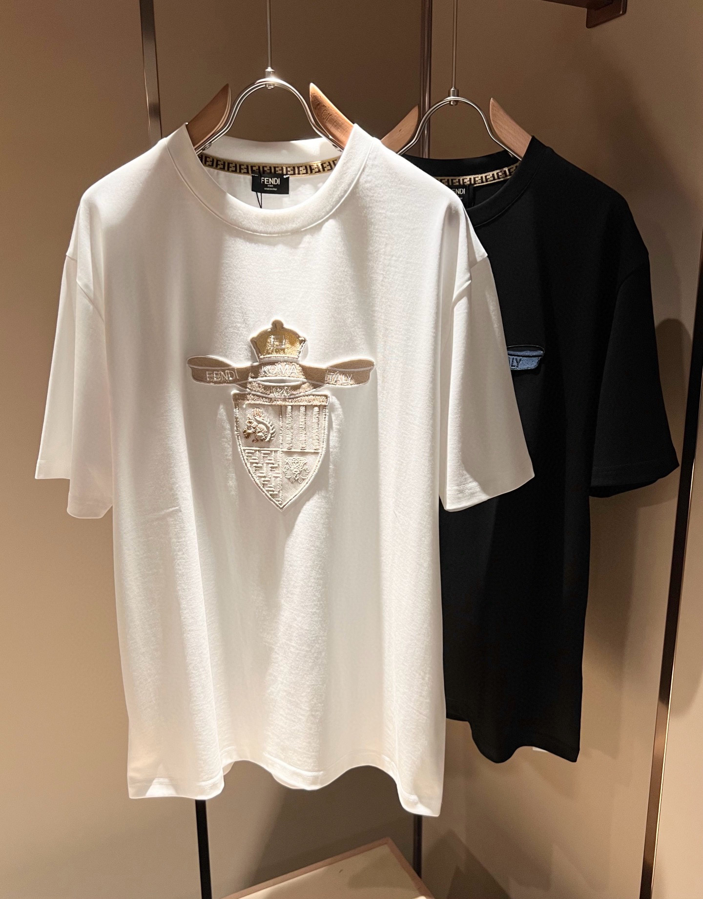 NO:481799,FEN*I FEN*Di's new spring and summer 2025 FD family FF men and women short-sleeved T-shirt, versatile and minimalist short-sleeved shirts for men and women. Original Italian orders, popular FD family items, simple and pure colors. The FD family's enduring iconic products, high-quality products with full representation and full specifications, and high-quality products that all FD fans are worth buying!  Pure Yidian channel orders, high-end and popular products from the FD family, very popular items at the moment, and embroidery decoration of the iconic letter logo pattern!  High-end goods worth keeping and giving away to others!  It is trendy and beautiful, with a full sense of trendy atmosphere, and has a very high level and specifications. It uses a very classic black and white color combination, giving people a strong visual impact and has a very high recognition. It is top-quality exclusive pure cotton fabric, created with a soft, delicate and comfortable touch, and has a very high-end and classy appearance!  Perfectly interprets the charm of the brand and leaves a deep impression. It is more fashionable and charming. It has simple, elegant and fashionable upper body, and is even more stressful for outfits!  The inner wear alone is very delicious and beautiful scenery that cannot be ignored!  Size M-3XL, fendi,dior,T-shirt,tees,t-shirt,alexander wang19860909FEN*I 芬*迪2025春夏新款FD家族FF男女同款短袖T恤,男女同款百搭极简短袖.意大利原厂订单,FD家族人气单品,简约纯色系打造.FD家族经久不衰的标志性臻品,代表性十足,规格感十足的精品,所有FD粉丝都值得抢购的精品！纯正意代渠道订单,FD家族的高奢人气爆款产物,当下十分火爆的单品,标志性字母logo图案刺绣修饰！值得自留和送人的高端货！新潮又好看,潮流气息感十足,档次规格感极高,并且采用十分经典的的黑白双色搭配,给人的视觉冲击感相当强烈,有着极高的辨识度,顶级专属纯棉面料,打造,触感柔软细腻舒适,品相相当高级有档次！完美诠释品牌魅力,给人留下深刻印象.更具时尚与韵味,上身简约大方时尚,对于穿搭更是毫无压力！单穿内搭都极有味道,不可忽视的靓丽风景线！ 尺码M-3XL,,fendi,dior,T-shirt,tees，t-shirt,alexander wang,Men's clothing