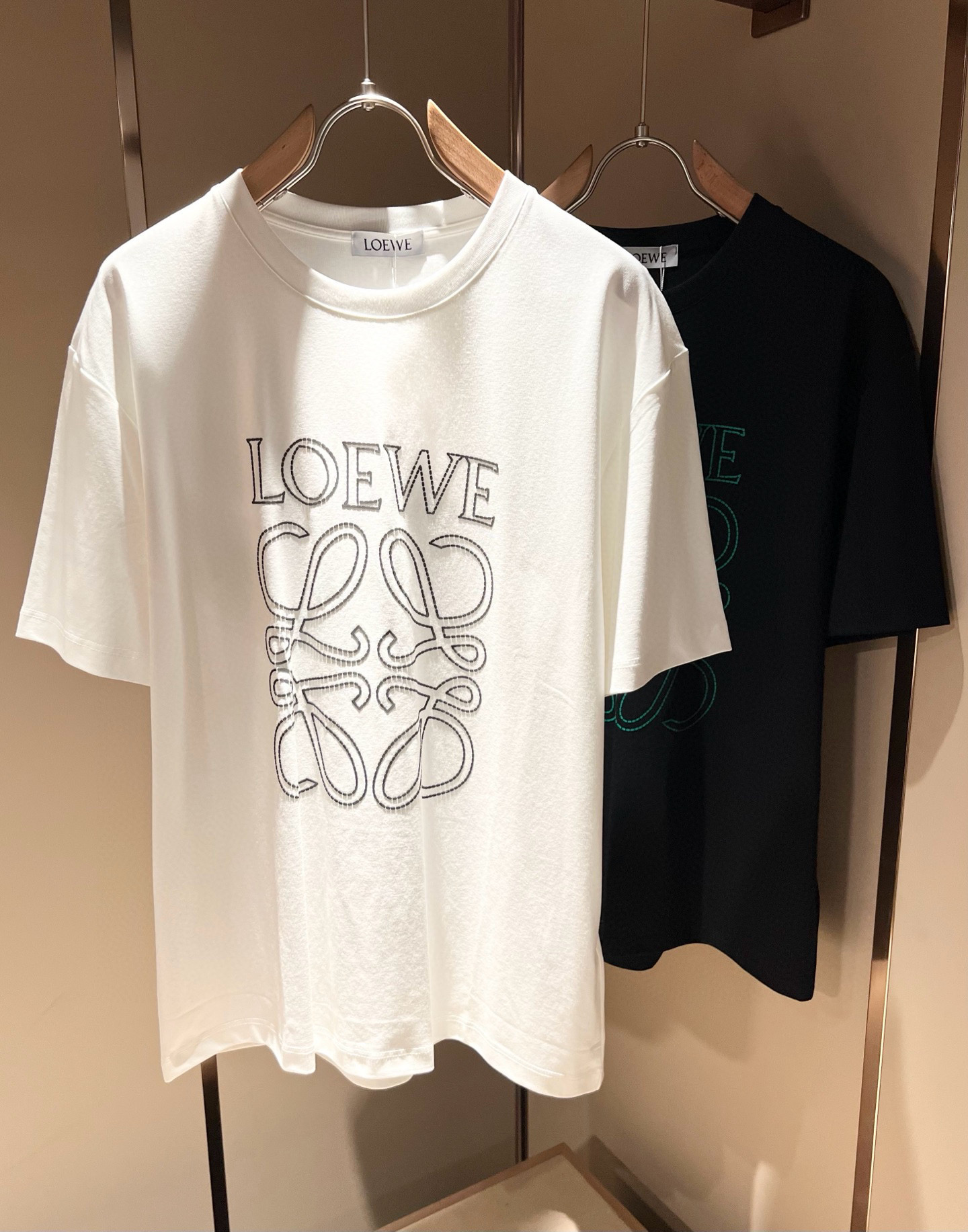 NO:484912,LOE*WE Luo*We 2025 spring and summer new short-sleeved T-shirt for men and women, original Italian order channel, very personalized and high-end style, logo pattern glue pressing technology design!  Couple pure cotton short-sleeved T-shirt!  !  The latest fashion trends and popular products are here, and it is another simple and high-end fashion item. It is a fashion product with very high-end outfit charm. It is a must-have item for fashion trends!  Original Italian manufacturer channels, special-level orders, and released at the same time as Hong Kong, Macao and Taiwan buyers. This model is also the latest popular product of Luo Yiweijia this year and the most classic product. Its specifications and grades are beyond doubt!  !  The choice is very diverse, and it can be said that this model naturally has a fresh and natural feeling, showing the brand charm and high-end feeling. The texture of this model is very good, and the heavy weight and brilliant skin-friendliness that can be seen with hands are even better, and it is a complete enjoyment of wearing!  !  Size: M-3XL, loewe, loewe, T-shirt,tees, t-shirt,alexander wang19860909LOE*WE罗*威 2025春夏新款男女同款短袖T恤,意大利原厂订单渠道,极具个性高级风,标志logo图案压胶工艺设计！情侣款纯棉短袖T恤！！最新时尚潮流人气产物驾到,又是一款简约高级的时尚单品,穿搭魅力十分高级不俗的时尚产物 ,时尚潮流必备单品！意大利原厂渠道,特供级别订单,同步港澳台买手店发布,此款也是罗意威家今年的最新人气产物,也是最经典的产物,其规格跟档次更是毋庸置疑！！ 选择极具多样化,言而喻此款自然具备那种清新自然的感觉,彰显品牌魅力与高级感,此款的质感十分的到位,用手可以感知的重磅跟出彩亲肤程度更是上佳,十足的穿着享受！！尺码: M-3XL,,loewe,loewe,T-shirt,tees，t-shirt,alexander wang,Men's clothing