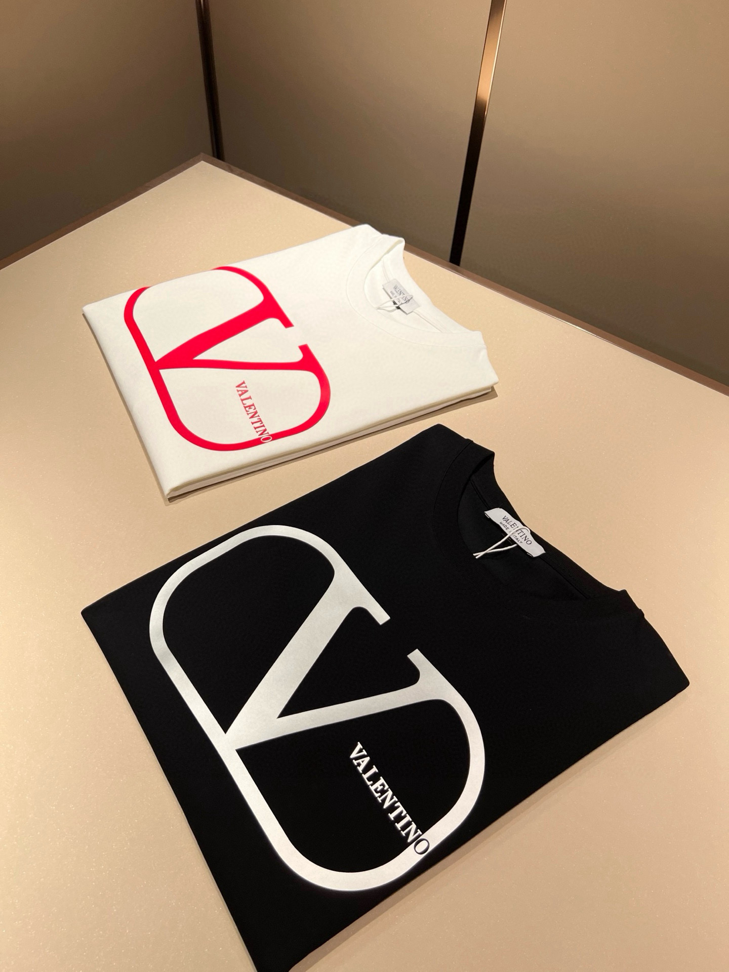 NO:484908,VALENTI*O Warren*nu~Counter style, 2025 spring and summer new short-sleeved T-shirt, chest logo velvet design!  Simple, fashionable and young, versatile style, and a young and elegant upper body feel!  It will never be outdated. All major counters are listed simultaneously. The orders of goods, workmanship and details of the foreign trade full-quality trading company are very well-established, and they are very particular. The fabric is made of 260g pure cotton fabric!  The upper body is comfortable and breathable, and the overall feels very crisp. It is worn on a daily basis. Whether it is worn alone or in the inner wear, it is simple and brilliant. Casual men and women should not miss it. Size M-3XL, valentino, valentino, T-shirt, tees, t-shirt, alexander wang19860909VALENTI*O华伦*奴～柜台款、2025春夏新款短袖T恤衫,胸前logo压绒设计！简单时尚而年轻,百搭风格,上身感很年轻优雅！永远不会过时.各大柜台同步上市,外贸全品相贸易公司订单货品,做工和细节部位非常到位,非常讲究.合体的剪裁.面料采用260g纯棉面料！上身舒适透气,整体又有很好的挺括感,日常基础穿着.不管单穿还是内搭,简简单单就很出彩,休闲男女不容错过.尺码M-3XL,,valentino,valentino,T-shirt,tees，t-shirt,alexander wang,Men's clothing