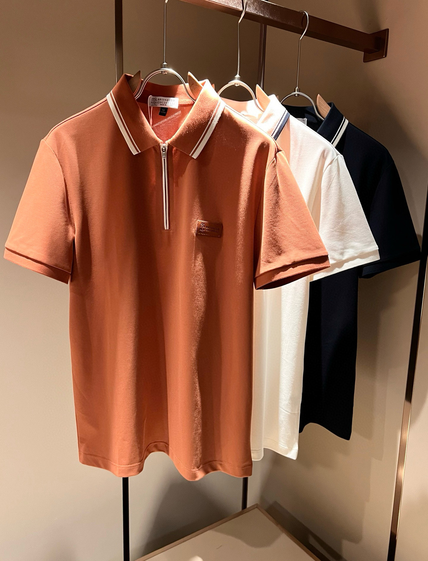 NO:481803,BC-Brunello Cucineli 2025 spring and summer new men's short-sleeved Polo shirt, a fashionable and versatile item that many celebrities love to wear!  The LOGO leather on the chest is super beautiful. Friends who like classic and simple must not miss this one!  The calm and atmospheric brand style has always been favored by the upper class! It is also the best choice for fashionable items!  The upper body is so handsome, highly recommended!  !  !  In addition to its brand added value, the biggest attraction of this short sleeve is that this short sleeve has a high cost-effectiveness in terms of color and material!  Customized original exclusive mesh cotton material design!  Environmentally friendly washing, customized fabrics, pre-shrinkage treatment to ensure a crisp style. The combed cotton fabric feels super soft and smooth and sweat-absorbing!  The wash water does not deform, the feel is comfortable and smooth, the upper body is soft and comfortable, the classic fashionable lapel design is simple and not complicated, and it is very pleasing to the eye!  Code number M-4XL, brunello cucinelli, T-shirt, alexander wang19860909BC-Brunello Cucineli 2025春夏新款男士短袖Polo衫,众多明星都爱穿的时尚百搭单品！胸前LOGO皮革超级好看,喜欢经典简约的朋友,一定不能错过了这款！沉稳大气的品牌风格一直以来备受上层人士的青睐!也是时尚单品的不二之选！ 上身帅到爆了,强烈推荐！！！这件短袖最大的吸引力除了他本身的品牌附加值,更加肯定的是这款短袖无论在颜色搭配还是材质上都有很高的性价比！ 定制原版专属网眼棉材质设计！环保水洗,定制面料,预缩处理,确保版型的挺括,精梳棉面料手感超柔顺滑又吸汗！洗水不变形,手感舒适顺滑,上身柔和舒适,经典的时尚翻领设计,精简不繁,很是耐看！码数M-4XL,,brunello cucinelli,T-shirt,alexander wang,Men's clothing