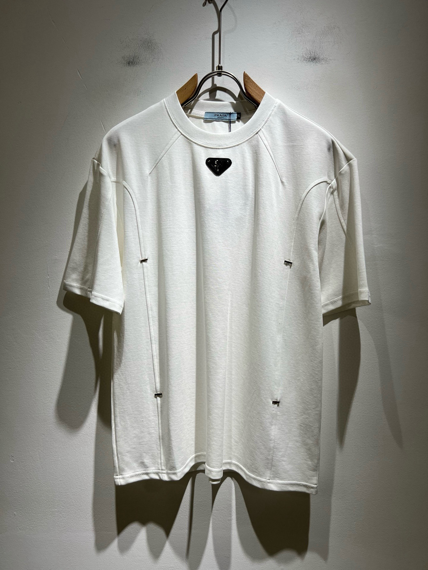 NO:481816,PRAD*A Pu*da 2025 spring and summer new short-sleeved T-shirt for men and women, the latest model is exclusively available on the entire network!  !  ~ It is classic and fashionable and versatile, who doesn’t like it? It will show the classic again. It is very pleasing to the eye and comes with a low luxury halo and recognition!  Pr*da's traditional brand concept and modern advanced technology are perfectly combined. Coupled with the extremely modern and simple design, P-family exclusive logo pattern hardware design!  Customized 100% imported pure cotton fabric!  The texture of this model is quite touching, the specifications and grades are known with tentacles. The degree of delicateness and breathability are top-notch!  Size M-4XL, prada, T-shirt,tees, t-shirt,alexander wang19860909PRAD*A普*达2025春夏新款男女同款短袖T恤,最新款全网独家首上！！~既经典有时尚百搭,谁不爱啊,将经典再次展现,非常的耐看,自带低奢光环与辨识度！Pr*da传统的品牌理念和现代化的先进技术进行了完美结合.加上极其现代摩登风范的简约设计,p家专属logo图案五金设计！定制百分百进口纯棉面料！此款的质感相当感人 触手便知规格档次 细腻程度与透气效果堪称顶级！尺码M-4XL,,prada,T-shirt,tees，t-shirt,alexander wang,Men's clothing