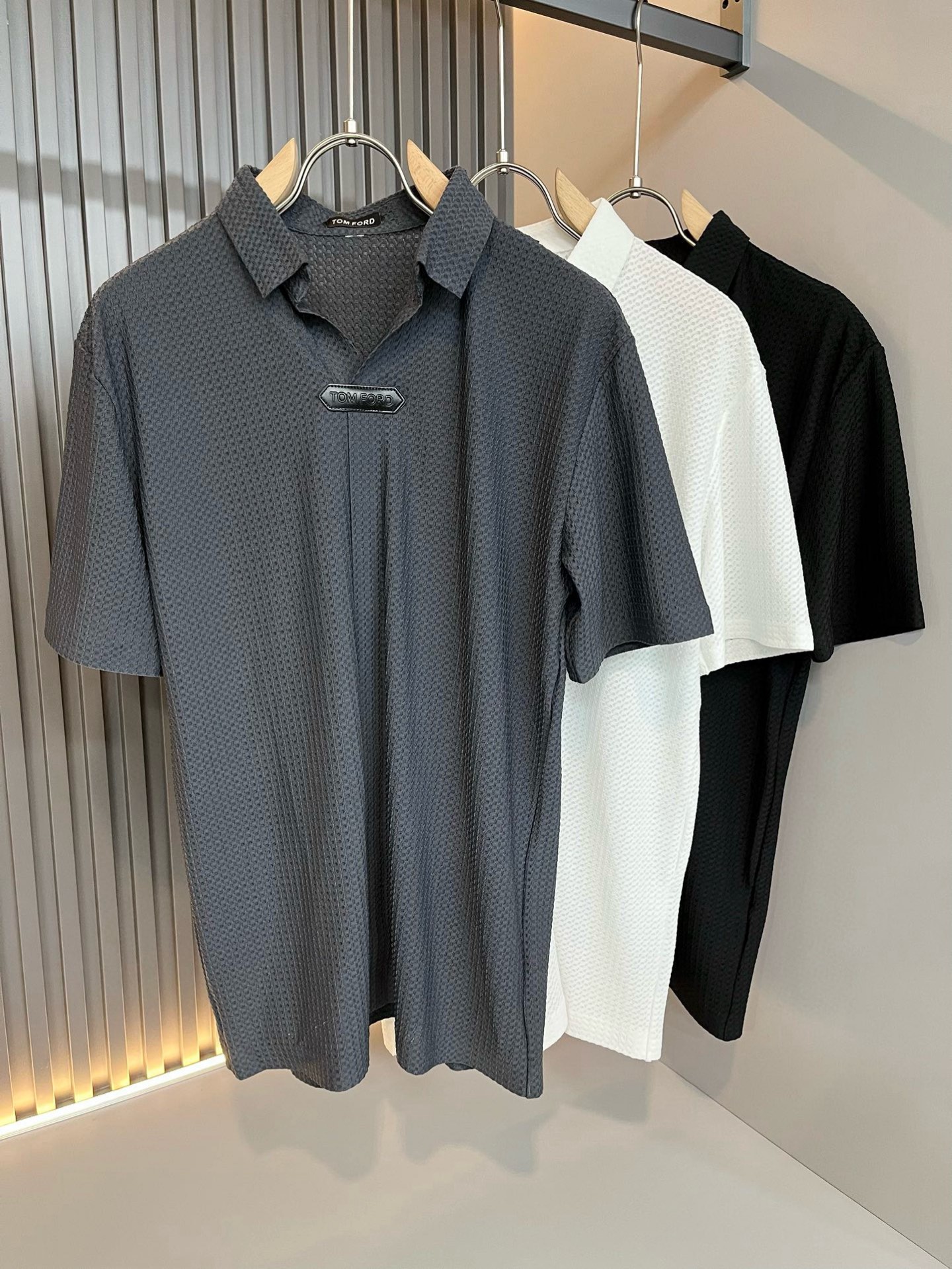 NO:481752,TOM FORD 2025 spring and summer new short-sleeved Polo shirt, with trading company channels available and released on the official website at the same time!  G Home Spring and Summer Series Couples are launched, with leather design on the chest logo!  The fabric is breathable and has a certain sense of self-weight. Customized original imported top-grade elastic spandex fabric!  It is breathable and comfortable to wear with close body, beautiful colors, eye-catching and fashionable. The unique patterns can definitely make you outstanding among the crowd!  The upper body effect is age-reducing and versatile. It can easily get daily casual outfits for both men and women!  Size M-4XL, Tom ford,gucci,T-shirt,alexander wang19860909TOM FORD 汤姆福特 2025春夏新款短袖Polo衫,贸易公司渠道稀出,同步官网发售！G家春夏系列情侣上线,胸前logo皮革设计！面料透气有一定的自重感,定制原版进口顶级弹力氨纶面料！贴身穿着透气亲肤舒适,色彩靓丽、吸睛时髦度爆棚,与众不同的图案绝对可以让你在人群中出彩万分！上身效果减龄又百搭,轻松Get起日常休闲穿搭,男女皆可轻松驾驭！尺码M-4XL,,tom ford,gucci,T-shirt,alexander wang,Men's clothing