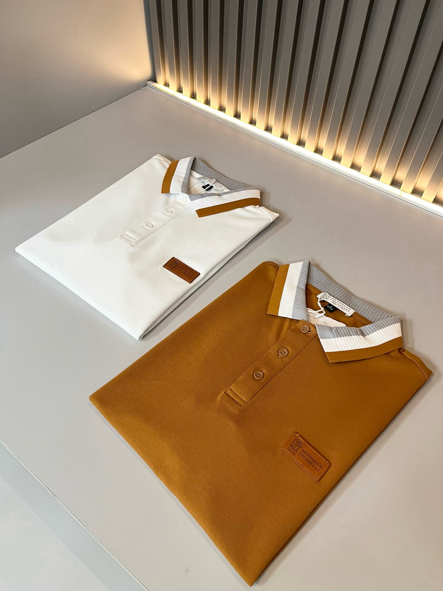 NO:481788,BC-Brunello Cucineli 2025 spring and summer new men's short-sleeved Polo shirt, a fashionable and versatile item that many celebrities love to wear!  Leather LOGO pattern design on chest!  Super good-looking. Friends who like classic and simple must not miss this one!  The calm and atmospheric brand style has always been favored by the upper class! It is also the best choice for fashionable items!  The upper body is so handsome, highly recommended!  !  !  In addition to its brand added value, the biggest attraction of this short sleeve is that this short sleeve has a high cost-effectiveness in terms of color and material!  Customized original exclusive mesh cotton material design!  Environmentally friendly washing, customized fabrics, pre-shrinkage treatment to ensure a crisp style. The combed cotton fabric feels super soft and smooth and sweat-absorbing!  The wash water does not deform, the feel is comfortable and smooth, the upper body is soft and comfortable, the classic fashionable lapel design is simple and not complicated, and it is very pleasing to the eye!  Code number M-4XL, brunello cucinelli, T-shirt, alexander wang19860909BC-Brunello Cucineli 2025春夏新款男士短袖Polo衫,众多明星都爱穿的时尚百搭单品！胸前皮革LOGO图案设计！超级好看,喜欢经典简约的朋友,一定不能错过了这款！沉稳大气的品牌风格一直以来备受上层人士的青睐!也是时尚单品的不二之选！ 上身帅到爆了,强烈推荐！！！这件短袖最大的吸引力除了他本身的品牌附加值,更加肯定的是这款短袖无论在颜色搭配还是材质上都有很高的性价比！ 定制原版专属网眼棉材质设计！环保水洗,定制面料,预缩处理,确保版型的挺括,精梳棉面料手感超柔顺滑又吸汗！洗水不变形,手感舒适顺滑,上身柔和舒适,经典的时尚翻领设计,精简不繁,很是耐看！码数M-4XL,,brunello cucinelli,T-shirt,alexander wang,Men's clothing