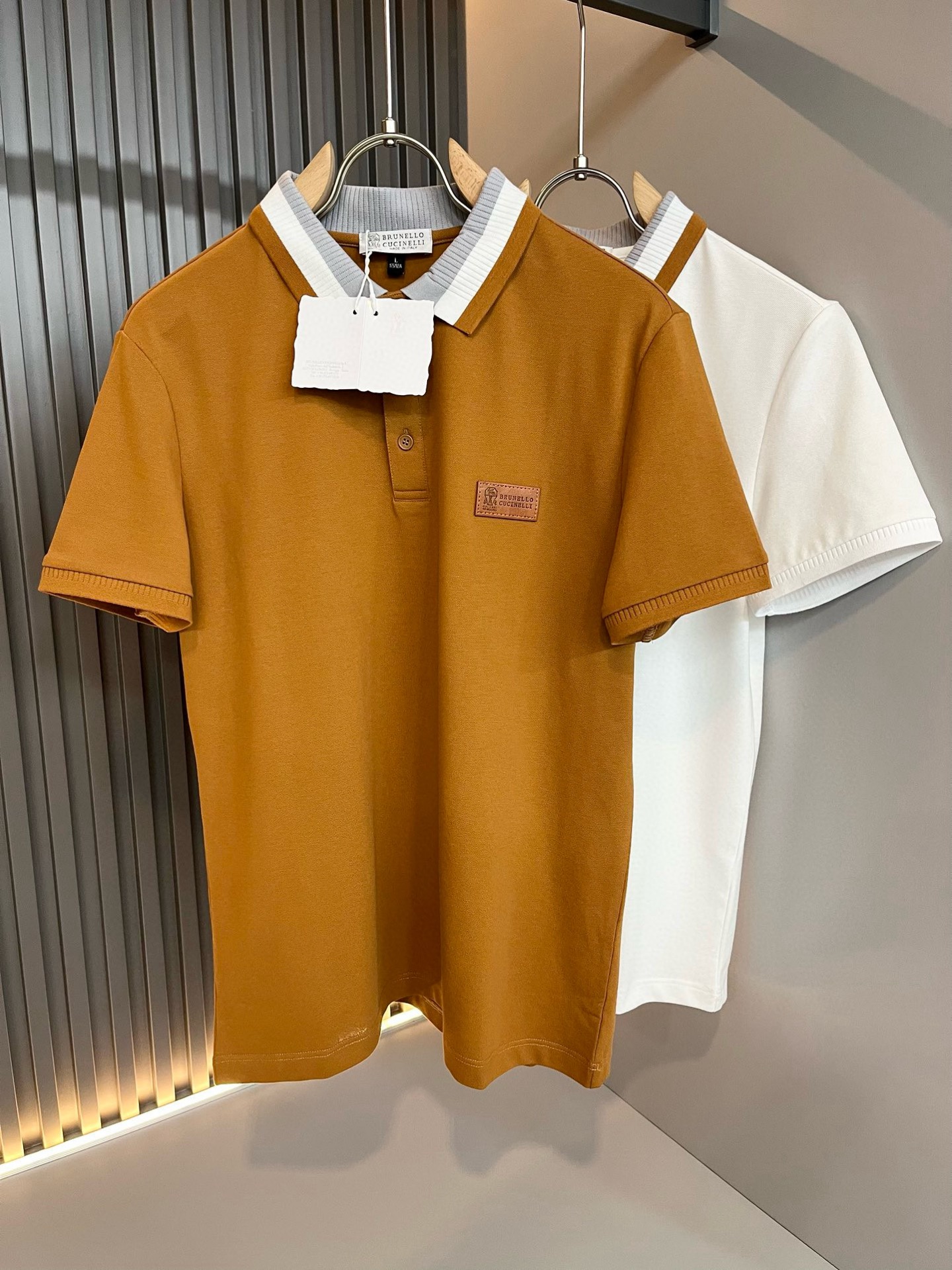 NO:481793,BC-Brunello Cucineli Spring and Summer New Men's Short-Sleeve Polo Shirt, a fashionable and versatile item that many celebrities love to wear!  Leather LOGO pattern design on chest!  Super good-looking. Friends who like classic and simple must not miss this one!  The calm and atmospheric brand style has always been favored by the upper class! It is also the best choice for fashionable items!  The upper body is so handsome, highly recommended!  !  !  In addition to its brand added value, the biggest attraction of this short sleeve is that this short sleeve has a high cost-effectiveness in terms of color and material!  Customized original exclusive mesh cotton material design!  Environmentally friendly washing, customized fabrics, pre-shrinkage treatment to ensure a crisp style. The combed cotton fabric feels super soft and smooth and sweat-absorbing!  The wash water does not deform, the feel is comfortable and smooth, the upper body is soft and comfortable, the classic fashionable lapel design is simple and not complicated, and it is very pleasing to the eye!  Code number M-4XL, brunello cucinelli, T-shirt, alexander wang19860909BC-Brunello Cucineli 春夏新款男士短袖Polo衫,众多明星都爱穿的时尚百搭单品！胸前皮革LOGO图案设计！超级好看,喜欢经典简约的朋友,一定不能错过了这款！沉稳大气的品牌风格一直以来备受上层人士的青睐!也是时尚单品的不二之选！ 上身帅到爆了,强烈推荐！！！这件短袖最大的吸引力除了他本身的品牌附加值,更加肯定的是这款短袖无论在颜色搭配还是材质上都有很高的性价比！ 定制原版专属网眼棉材质设计！环保水洗,定制面料,预缩处理,确保版型的挺括,精梳棉面料手感超柔顺滑又吸汗！洗水不变形,手感舒适顺滑,上身柔和舒适,经典的时尚翻领设计,精简不繁,很是耐看！码数M-4XL,,brunello cucinelli,T-shirt,alexander wang,Men's clothing