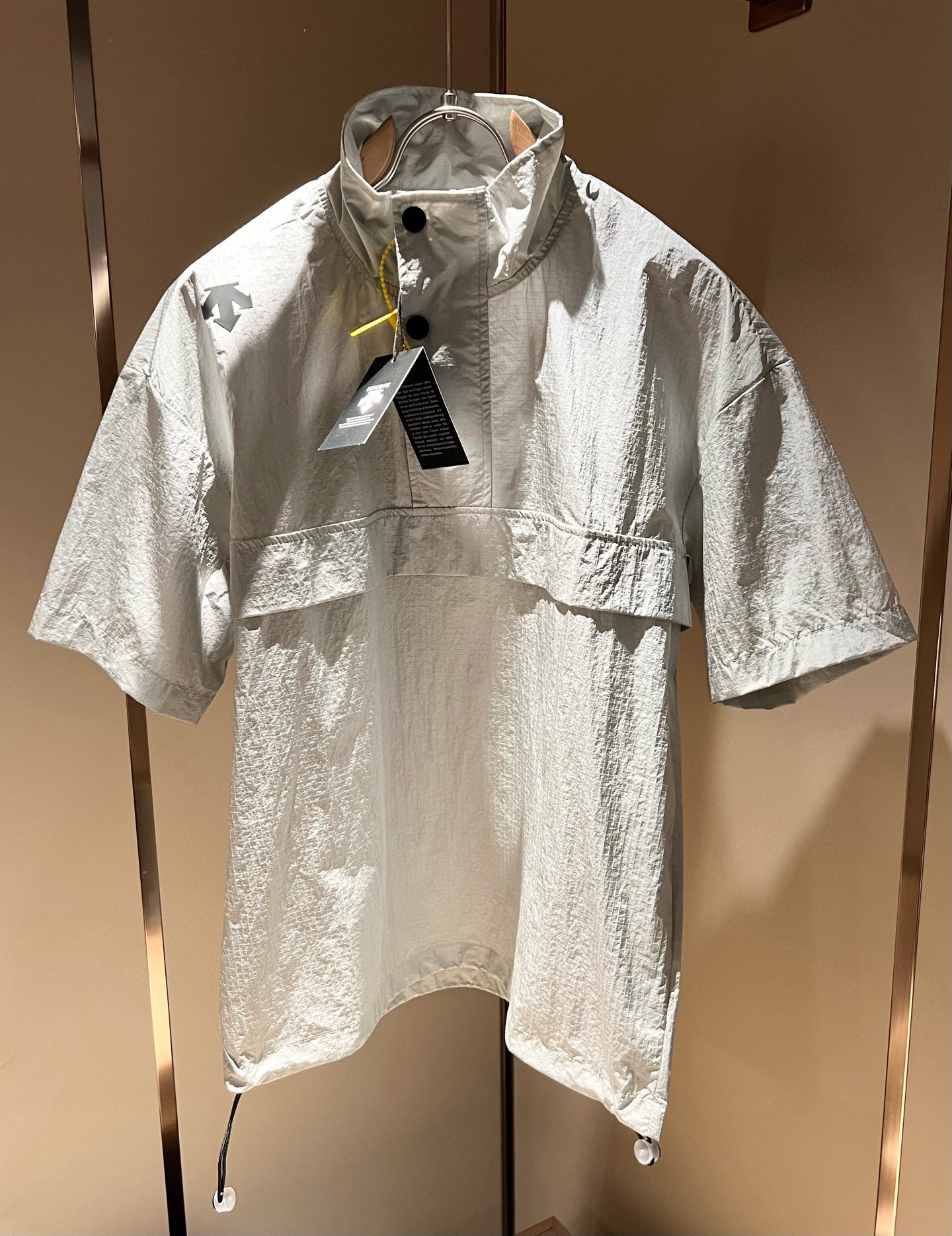 NO:481802,Desante DESCENTE 2025 spring and summer new men and women's same casual suit, a professional sports brand since 1935. For more than 80 years, it has always adhered to the 'Design That Moves' with the spirit of design-driven sports, integrating innovative technology with design aesthetics, and creating high-quality sports equipment in multiple professional fields such as skiing, golf, and triathlon!  The latest design elements of the brand!  In addition to being quite accomplished in style design, the most obvious or most expert should be to have deeper and unique insights and attainments in fabrics. Through continuous structural research and problem-solving, and characterized by unique research on fabrics, these alone are enough to support it to become the first new logo brand image in the clothing manufacturing industry. This model is made of quick-drying fabric!  Through precision, the hand feels smooth and soft, and both has natural beauty and comfort. The large body style is cut cleanly and cleanly, and the fabric shows a different hazy structural beauty. It is made of exclusive mold customization. The fabric and its technology test the workers, can be smooth and smooth without wrinkles!  Glue-pressing design for body logo pattern!  It really tests the handmade work of every master!  It makes the overall clean and neat, without leaving any thread. Now the neutrality that pursues life is more refined in life!  Size M-3XL, alexander wang19860909迪桑特DESCENTE 2025春夏新款男女同款休闲套装,自1935年荣耀至今的专业运动品牌.80余年来,始终坚持“Design That Moves” 以设计驱动运动的精神,将创新科技与设计美学相融合,在滑雪、高尔夫、铁人三项等多个专业领域,打造高品质的运动装备！品牌最新设计元素！除了在款式设计上颇有造诣之外,最明显或者说最为拿手的,应该就是在面料上的拥有更深独特见解跟造诣了.通过不断地结构研究和问题处理,在以面料独特研究为特征,仅凭这些就已经足以支撑其成为服装制造行业中,首屈可数的新标志品牌形象.此款采用速干面料材质！通过精工手感细滑柔软,同时兼具自然美感跟舒适度.大身上版型裁剪简洁干净,面料上显现出了不一样朦胧的结构性美感来.独家开模定制而成,面料及其考验工人的技术,能做到平整服帖又不起皱！衣身logo图案压胶设计！真的是很考验每位师傅的手工制作！使得整体干净利索,不留一丝线头.现在对于生活有所追求的中性也在生活中更为精致！尺码M-3XL,,alexander wang,Men's clothing