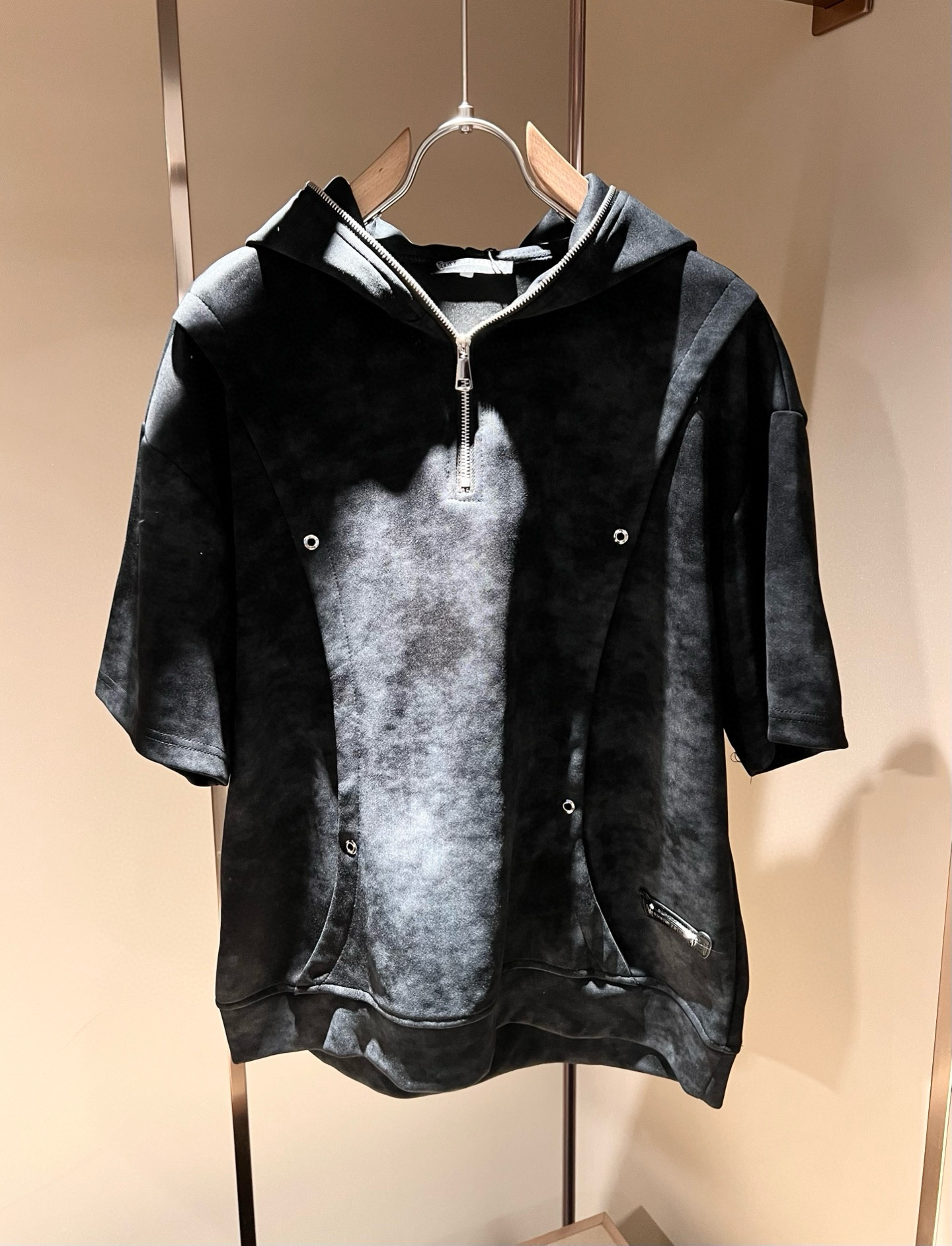 NO:481794,Chrome Hear*s 2025 Spring and Summer New Products for Men and Women's Same Limited Edition Set, Recommended for Wall Cracked!  The fashionable and arrogant Chrome Hear*s is favored by the whole world. The 2025SS hits the stimulus version, the classic short-sleeved T-shirt, logo cross logo leather craft design!  Full of fashionable luxury style, exuding a charming sense of art!  Large and lazy, customer-supplied high-end exclusive polyester fiber material!  Super comfortable upper body!  Large oversized shoulder-falling!  Men and women are the same style!  Size M-4XL, chrome hearts, T-shirt, alexander wang19860909Chrome Hear*s 克*心 2025春夏新品男女同款限量版套装,墙裂推荐！时尚傲娇的Chrome Hear*s,被全世界宠幸着.2025SS引爆款,经典克*心元素断绝短袖T,标志十字架logo皮革工艺设计！充满了时尚的奢华风,散发着迷人的艺术感！宽大慵懒,客供高端专属聚酯纤维材质！上身超级舒适！大廓形大落肩！男女同款入！尺码M-4XL,,chrome hearts,T-shirt,alexander wang,Men's clothing