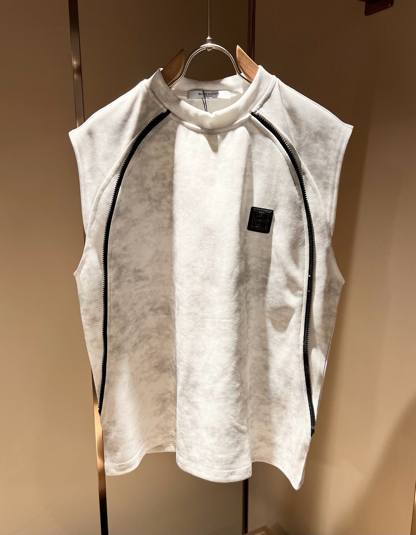 NO:481807,Giv*chy/Ji*xi The latest fashionable casual suits for spring and summer 2025, trading company channels are rare, and the official website is released simultaneously. The most anticipated high-quality products are coming, making you feel what real high luxury is and connotation! It is made of professional customized pure cotton fabric, with neat and smooth surface and shiny texture, and the texture is obvious through the screen. The upper body is comfortable, light and not stuffy, and the exquisite logo design!  Perfectly enhance the overall sense of luxury and class, and the high-end luxury atmosphere can be obtained at a glance! The upper body is versatile and simple, and it is easy to deal with various occasions and environments. It is undoubtedly a must-have item for daily commuting! Size M-4XL, alexander wang19860909Giv*chy/纪*希 2025春夏休闲最新时尚休闲套装,贸易公司渠道稀出,同步官网发售,男神最为期待的精品狠货重磅来袭,让你感受到什么叫真正的高奢有内涵!选用了专业定制纯棉面料制成,表面整洁光滑且富有光泽,质感透过屏幕都显而易 见,上身舒适轻盈不闷热,精致logo设计！完美提升了整体的奢华档次感,一眼就能Get到的高端奢华气息!上身百搭简约不挑人,轻松应对各种场合与环境,属于日常通勤必备的臻品无疑! 尺码M-4XL,,alexander wang,Men's clothing