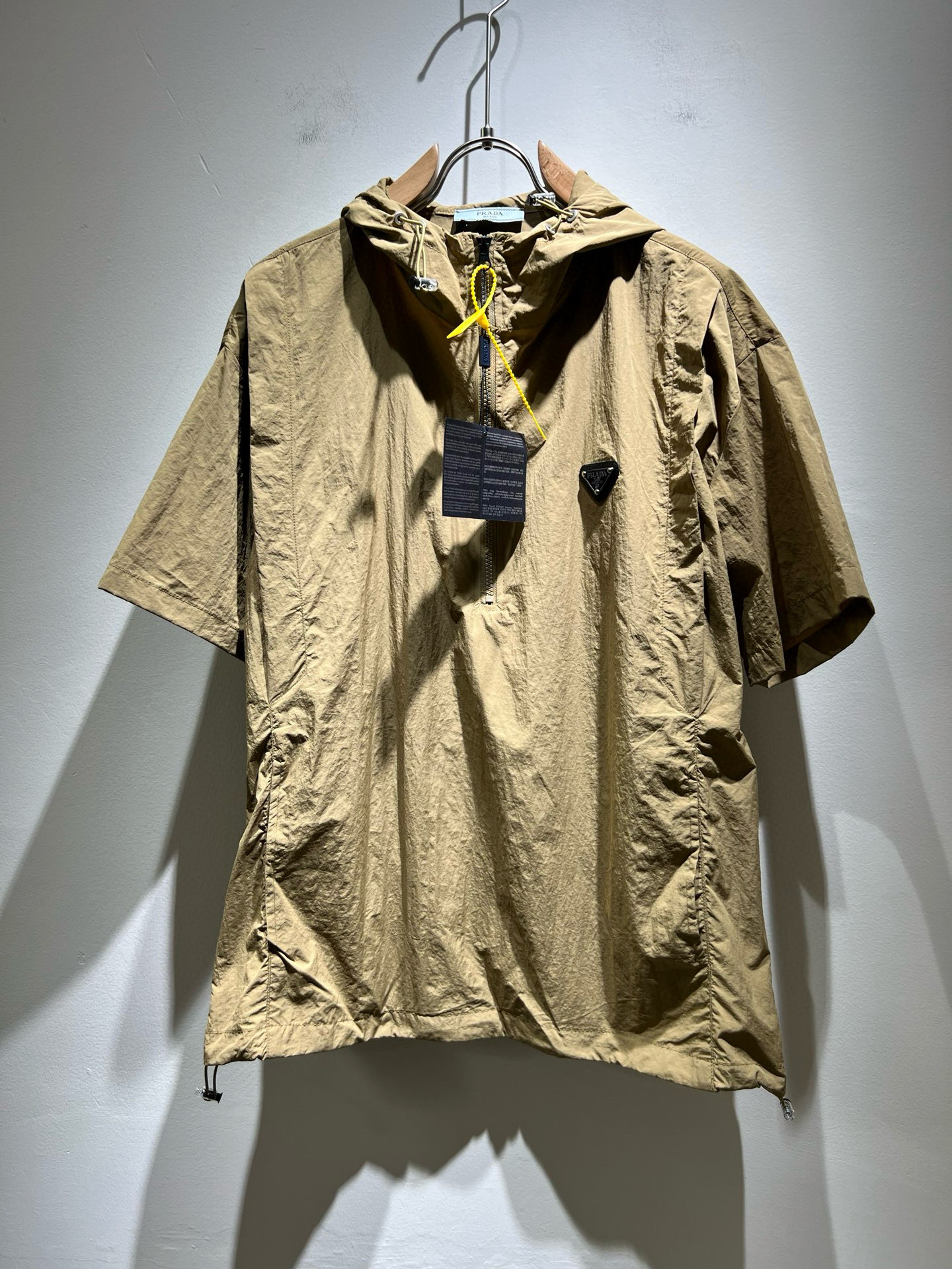 NO:481795,PRAD*A Pu*da 2025 spring and summer new casual set, the latest model is exclusively available on the entire network!  !  ~ It is classic and fashionable and versatile, who doesn’t like it? It will show the classic again. It is very pleasing to the eye and comes with a low luxury halo and recognition!  Pr*da's traditional brand concept and modern advanced technology are perfectly combined. Coupled with the extremely modern and modern minimalist design, the exclusive logo badge design of P's exclusive logo!  Customized 100% imported polyester fiber fabric!  The texture of this model is quite touching, the specifications and grades are known with tentacles. The degree of delicateness and breathability are top-notch!  Size M-2XL, prada, alexander wang19860909PRAD*A普*达2025春夏新款休闲套装,最新款全网独家首上！！~既经典有时尚百搭,谁不爱啊,将经典再次展现,非常的耐看,自带低奢光环与辨识度！Pr*da传统的品牌理念和现代化的先进技术进行了完美结合.加上极其现代摩登风范的简约设计,p家专属logo徽章设计！定制百分百进口聚酯纤维面料！此款的质感相当感人 触手便知规格档次 细腻程度与透气效果堪称顶级！尺码M-2XL,,prada,alexander wang,Men's clothing