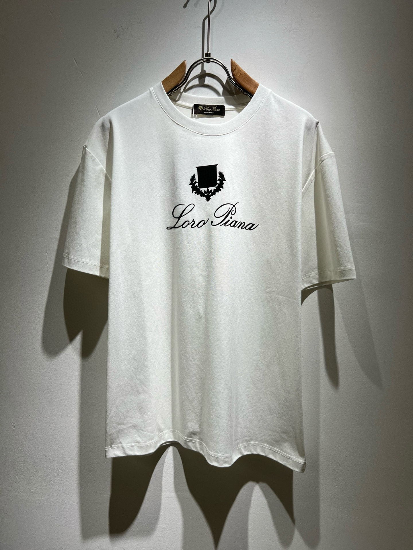 NO:481785,Loro Piana Nuoyou Pianya The latest trade order short-sleeved T-shirt for men in spring and summer 2025, full quality!  !  Internet celebrity style!  Use logo pattern to press glue design!  The upper body is comfortable and breathable, not stiff, and the overall three-dimensional feeling is rich, with quality export orders, customized exclusive fabric tailoring to meet the simple needs of commuters for dressing. The upper body is very effective, it looks slim and not picky about the figure. The fabric workmanship... Improper, good craftsmanship can make you look good and tasteful, a must-have item for everyone!  Size M-3XL, loro piana, T-shirt,tees, t-shirt,alexander wang19860909Loro Piana诺悠翩雅 2025春夏男士最新的贸易订单短袖T恤,全品相！！网红款！采用logo图案压胶设计！上身舒适透气,不僵硬,整体有着丰富的立体感,品质出口订单,定制专属面料剪裁,满足通勤人们对于着装的简约需求,上身效果很好,显瘦,不挑剔身材.面料做工....无可挑剔,好工艺好面料才能穿出好品味一款,人手必备单品！尺码M-3XL,,loro piana,T-shirt,tees，t-shirt,alexander wang,Men's clothing