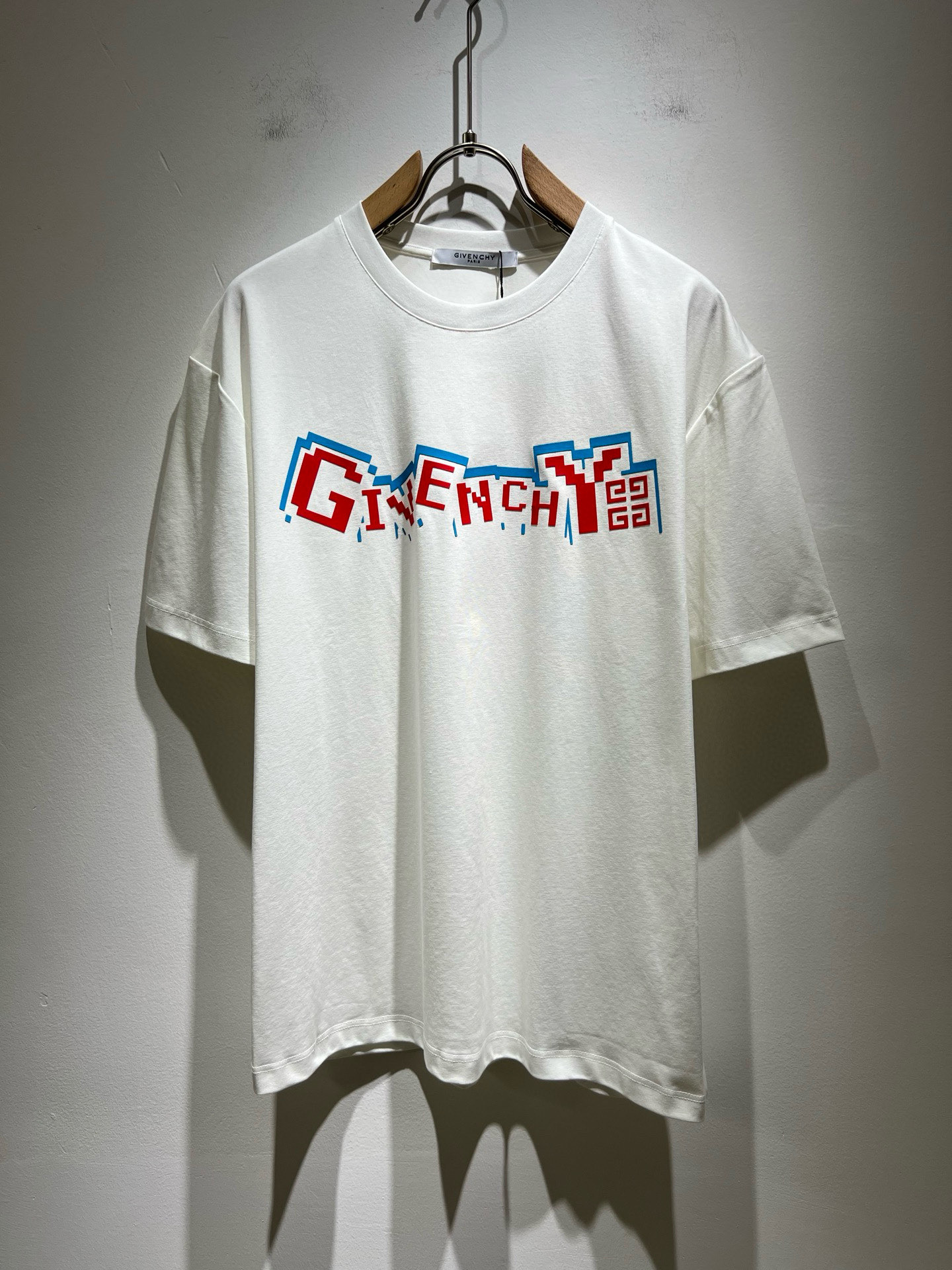 NO:481812,Giv*chy/Ji*xi's new short-sleeved T-shirt for men and women in spring and summer, the main creator has injected new fashion energy into fashion. By exploring various themes and sexy charm, it is highly recognizable and leads the new street fashion trend. This model is the exclusive outstanding design element of G's family, with a logo pattern glue-pressing design!  Perfect fusion, clear and restored patterns, showing the elegant style of the brand. The original 260g pure cotton material is made of solid and high-end fabric, and the upper body can be easily controlled, showing the casual and fashionable charm. Size M-3XL, gucci, T-shirt, tees, t-shirt, alexander wang19860909Giv*chy/纪*希2025春夏新款男女同款短袖T恤,主创时尚注入了全新时尚能量.通过探索各种题材和性感魅力,极具辨识度,引领全新街头时尚潮流.该款是G家独家的出彩设计元素,设计标识logo图案压胶设计！完美融合,图案清晰还原度极高,彰显品牌优雅格调.选用原版260g纯棉材质,面料紧实高级,上身均可轻松驾驭,展现休闲自在时尚魅力.尺码M-3XL,,gucci,T-shirt,tees，t-shirt,alexander wang,Men's clothing